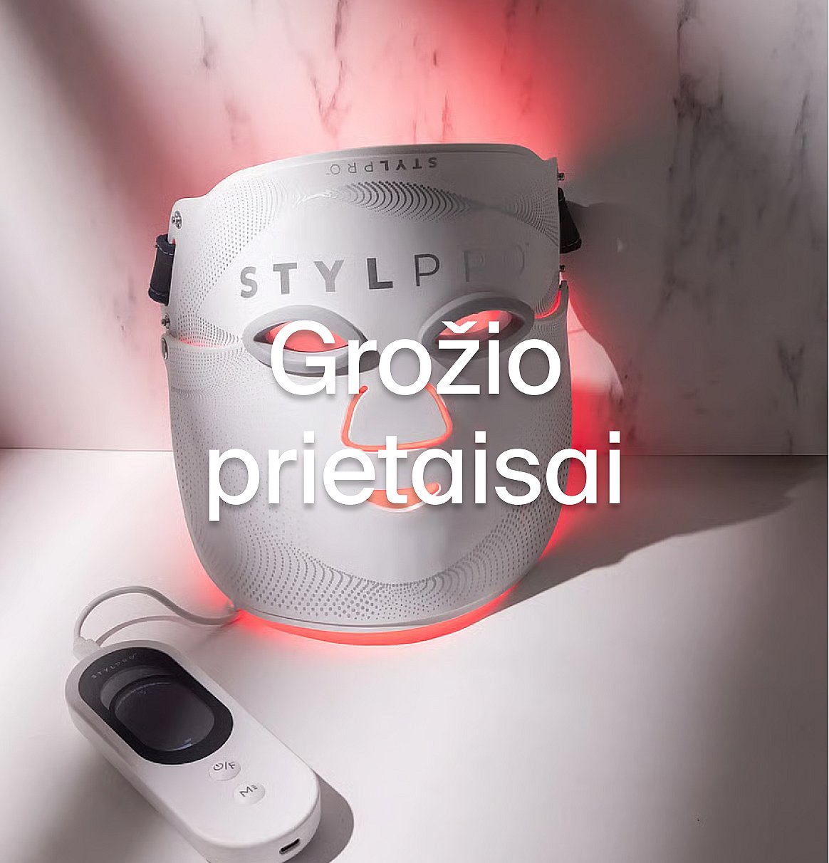 Geltona lūpų priežiūros priemonė ir balta saulės kremo tūbelė ant tekstūruoto paviršiaus su šiaudine skrybėle. Teksto perdanga: Solprodukter.