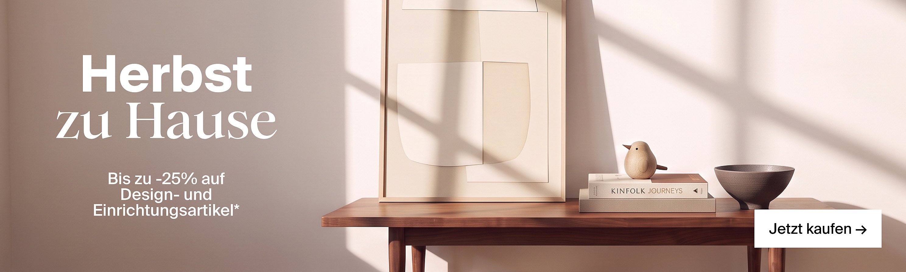 Banner „Herbst zu Hause“: Konsolentisch aus Holz mit abstrakter Kunst, Büchern, einem Holzvogel und einer Schale, alles in Sonnenlicht getaucht.