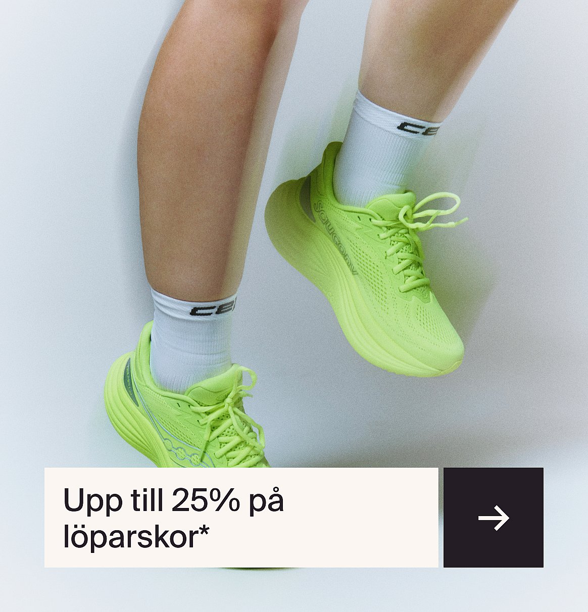 En kvinna i en reflekterande jacka och speglade sportglasögon som sträcker ut armen, framför en knallgul vägg.