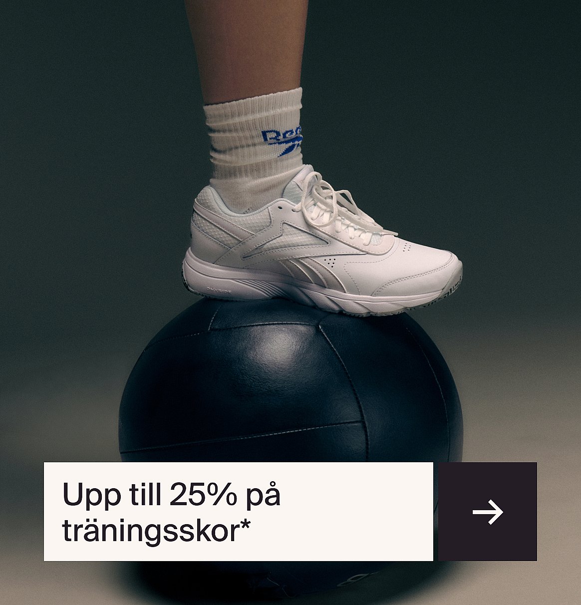 En kvinnlig golfare sedd bakifrån, med blond hästsvans, klädd i en våt vit och mörk jacka på en grön golfbana. Text: Höstens golfmåsten.