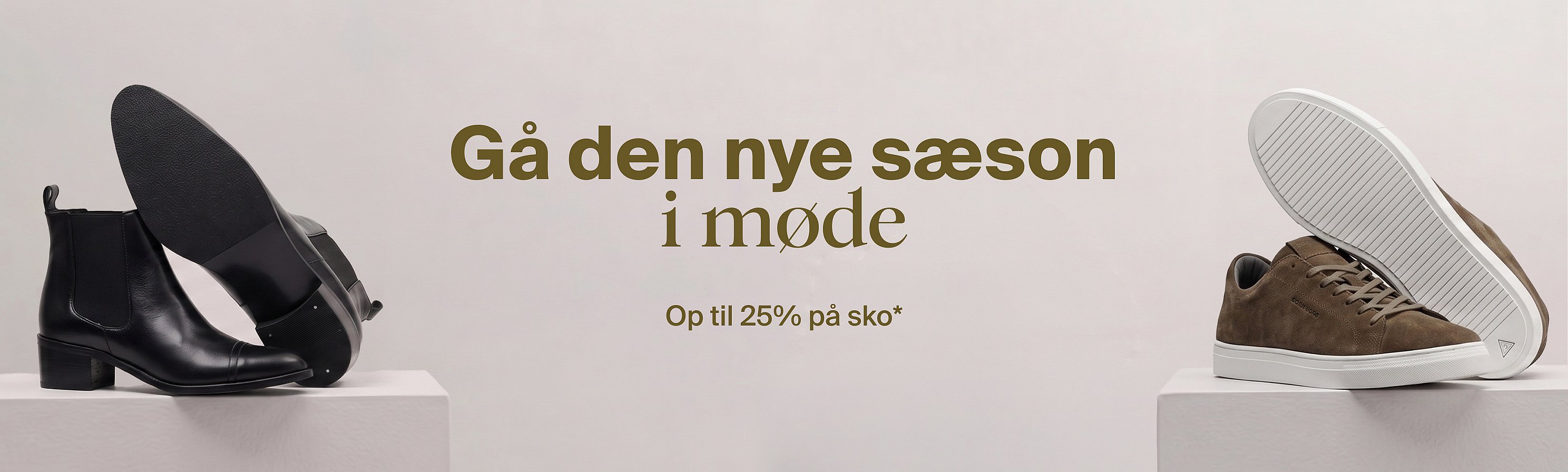 Til venstre: sort støvle med sålen vendt opad. Til højre: brun sneaker med sålen vendt opad. Tekst: »Træd ind i den nye sæson. Op til 25% rabat på sko*«