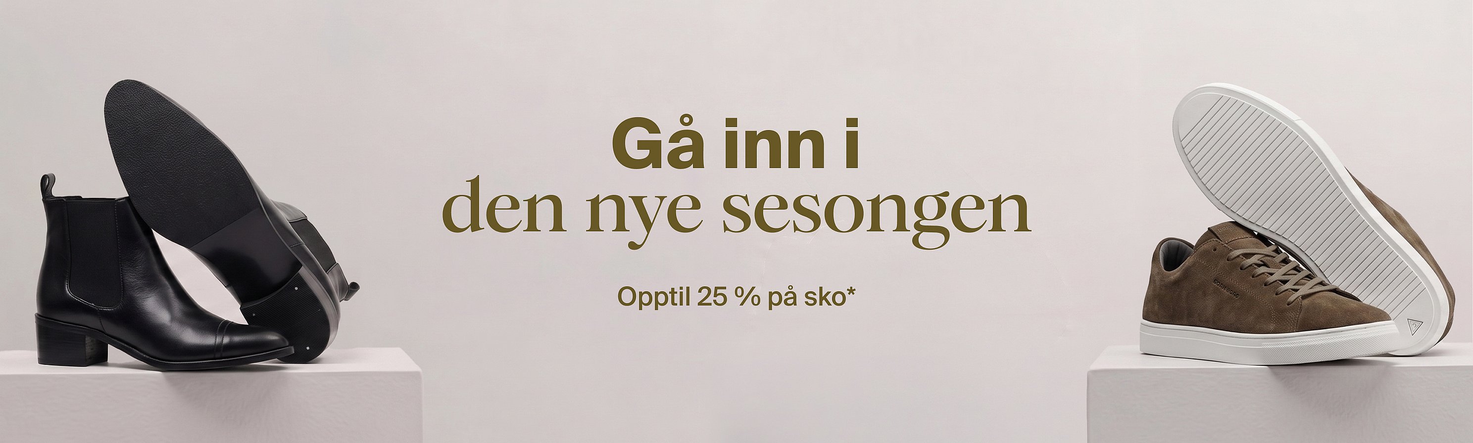 Til venstre: svart støvel med sålen opp. Til høyre: brun joggesko med sålen opp. Tekst: «Ta steget inn i den nye sesongen. Spar opptil 25% på sko*»