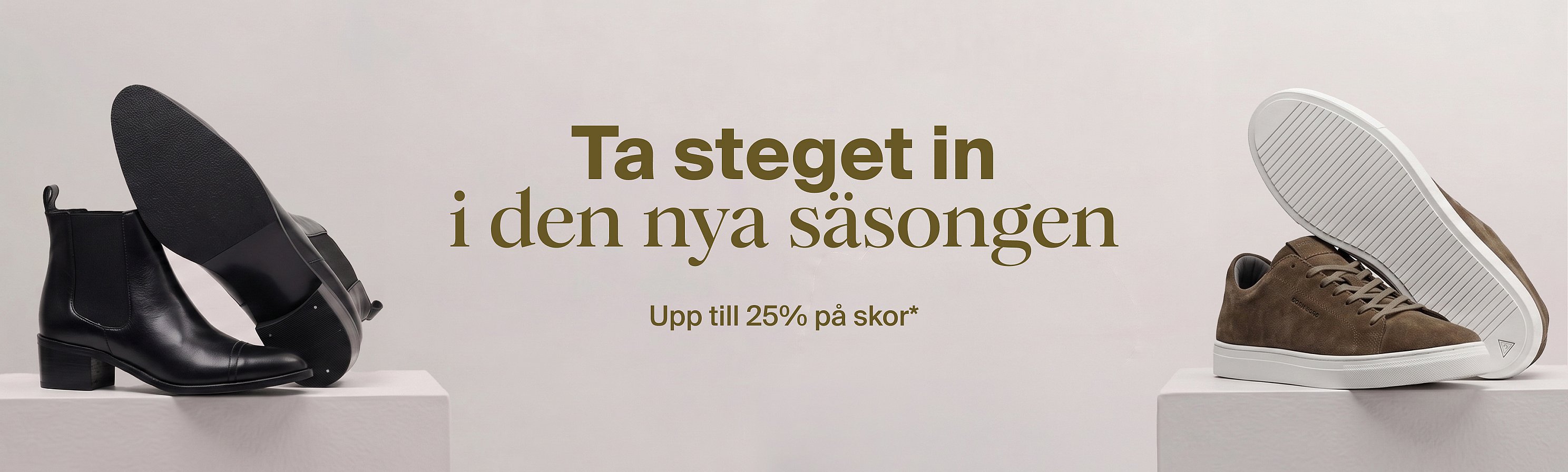 Till vänster: svart stövel med sulan uppåt. Till höger: brun sneaker med sulan uppåt. Text: ”Kliv in i den nya säsongen. Upp till 25% rabatt på skor*”