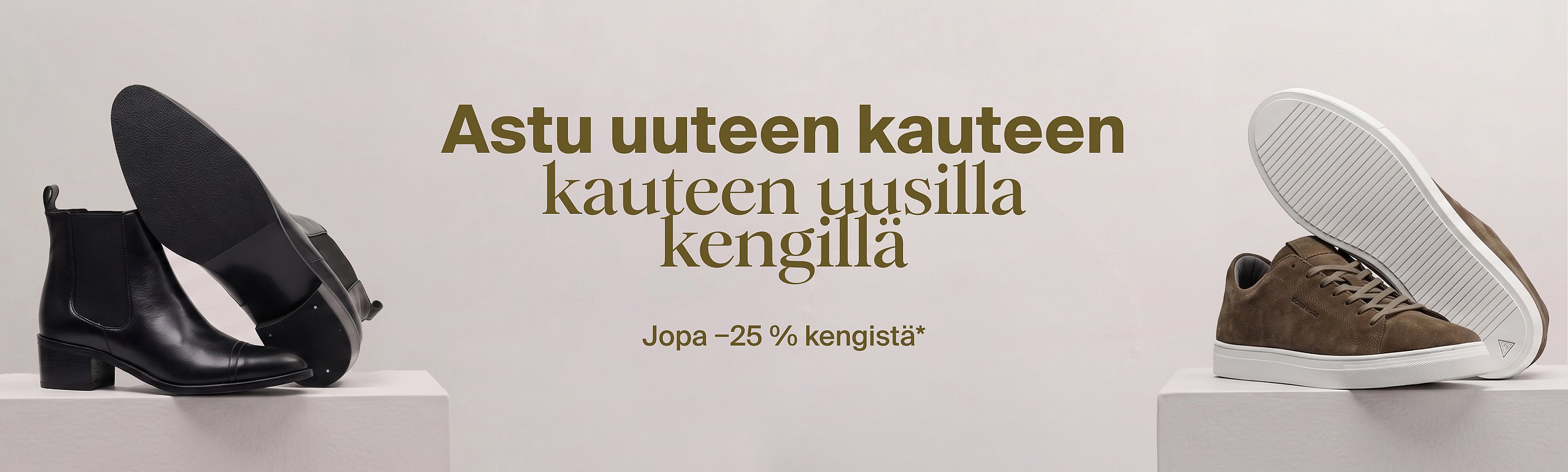 Vasemmalla: musta saapas, pohja ylöspäin. Oikealla: ruskea lenkkari, pohja ylöspäin. Teksti: ”Astu uuteen kauteen. Jopa 25% alennus kengistä*”