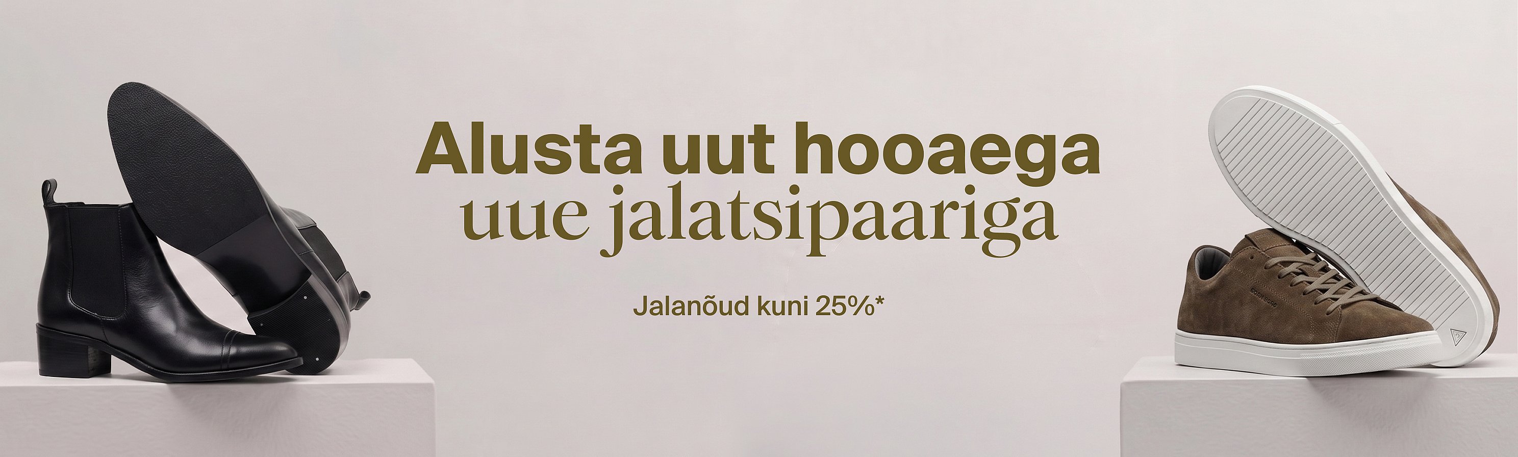 Vasakul: must saabas, mille tald on ülespoole pööratud. Paremal: pruun toss, mille tald on ülespoole pööratud. Tekst: „Astu uude hooaega. Kuni 25% soodsamalt jalatsid*”