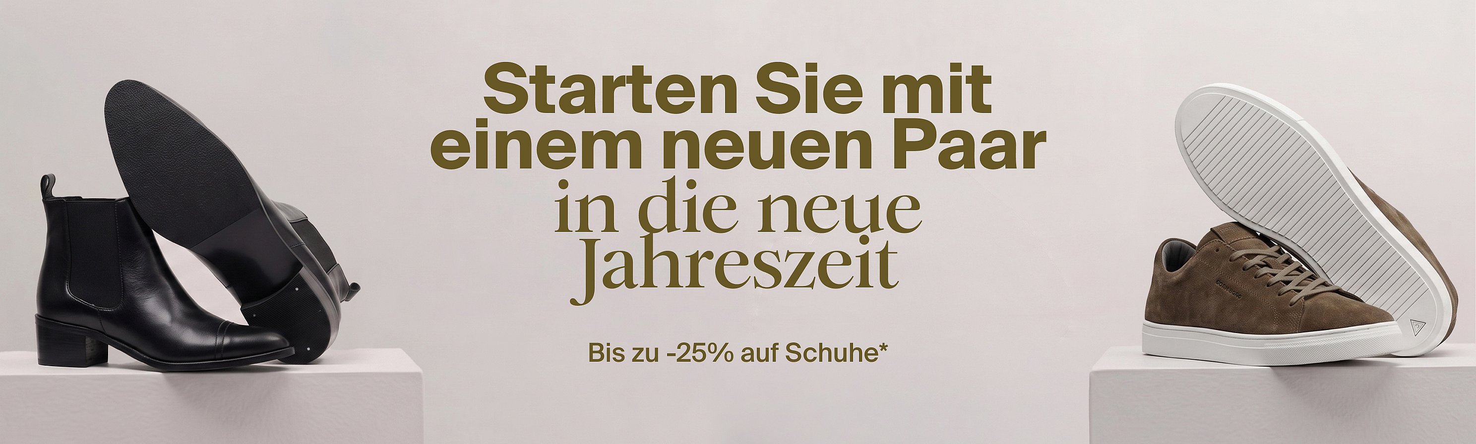 Links: schwarzer Stiefel mit hochgezogener Sohle. Rechts: brauner Sneaker mit hochgezogener Sohle. Text: „Starten Sie in die neue Saison. Bis zu 25% Rabatt auf Schuhe*“
