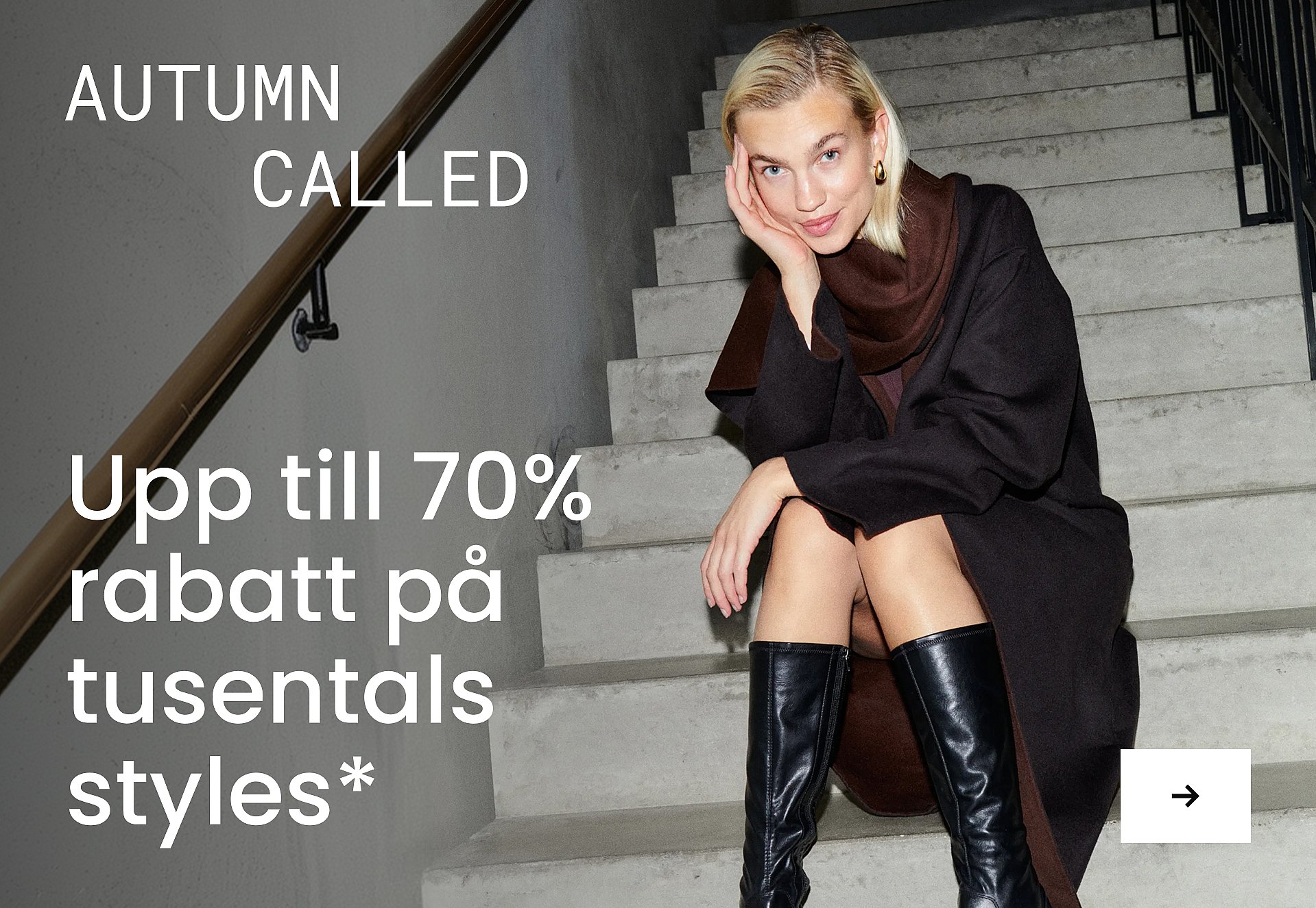 En blond person i grå kostymjacka som håller en gul roterande telefon mot örat och bär på pärmar. Blå bakgrund. Upp till 80% lägre pris.*
