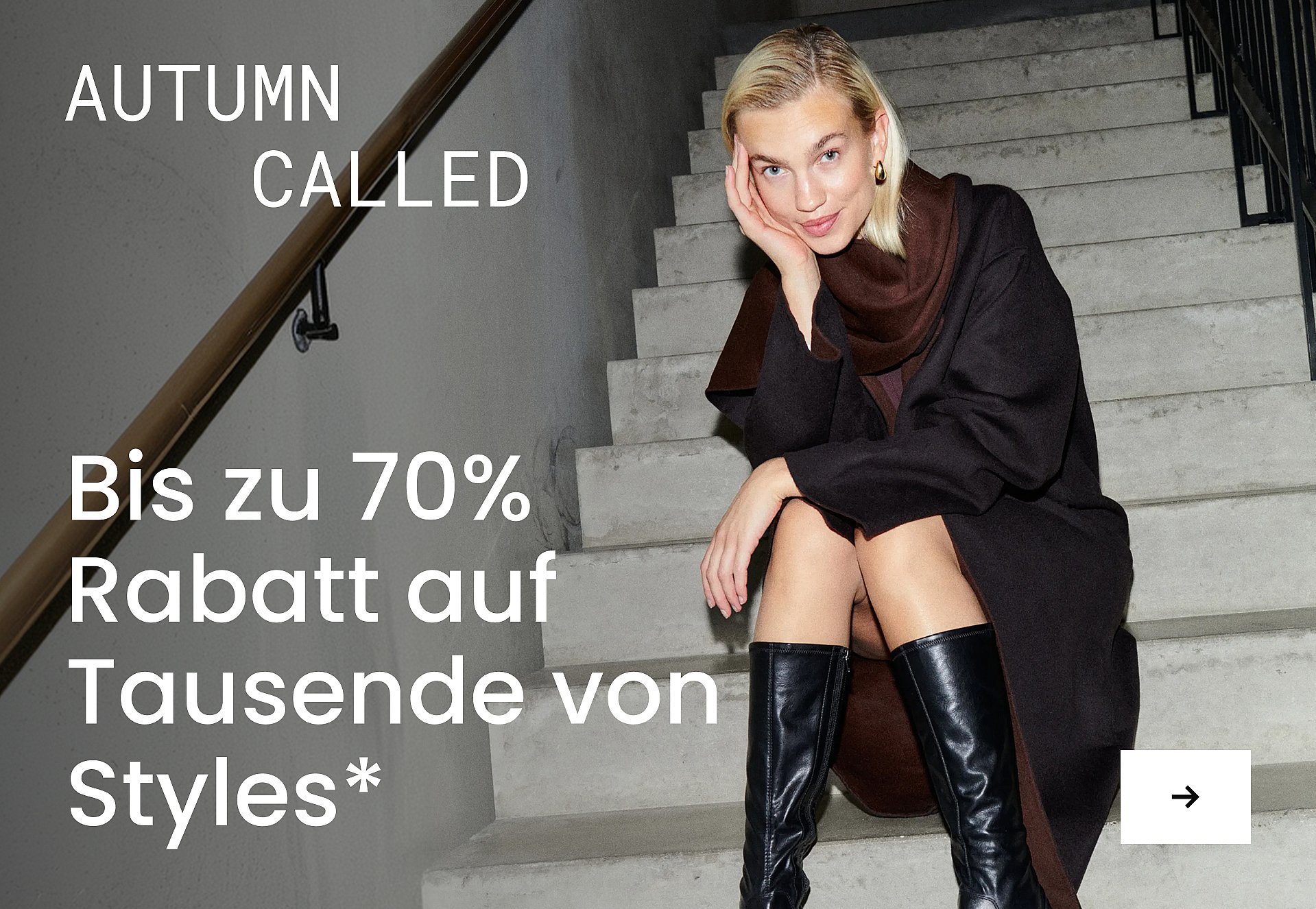 Eine blonde Person in einem grauen Sakko, die ein gelbes Wählscheibentelefon ans Ohr hält und Ordner trägt. Blauer Hintergrund. Bis zu 80% Rabatt.*