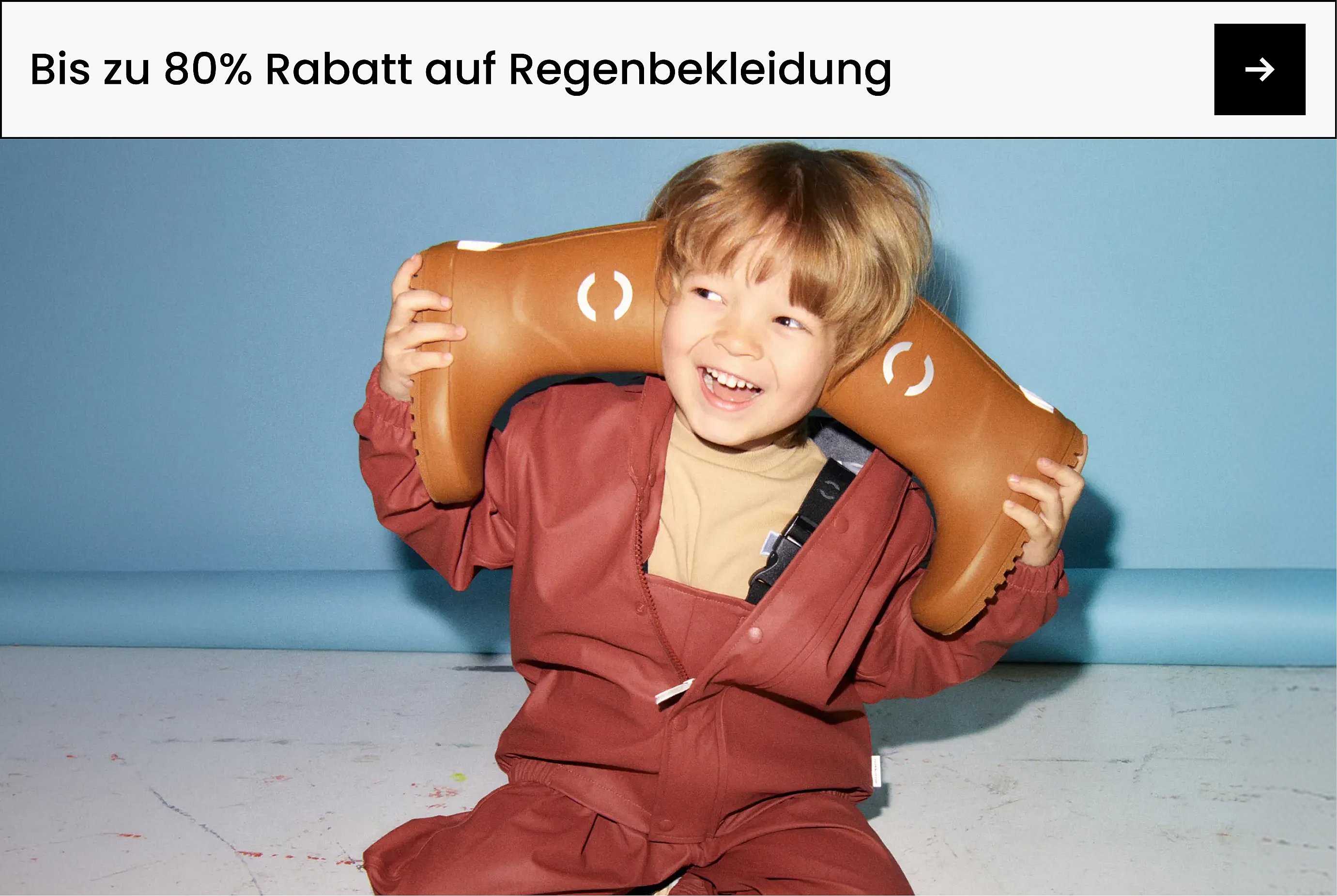 Ein lächelndes junges Mädchen in einem lila adidas-Crop-Top vor hellblauem Hintergrund. Text: „Sportoutfits für jede Aktivität!“