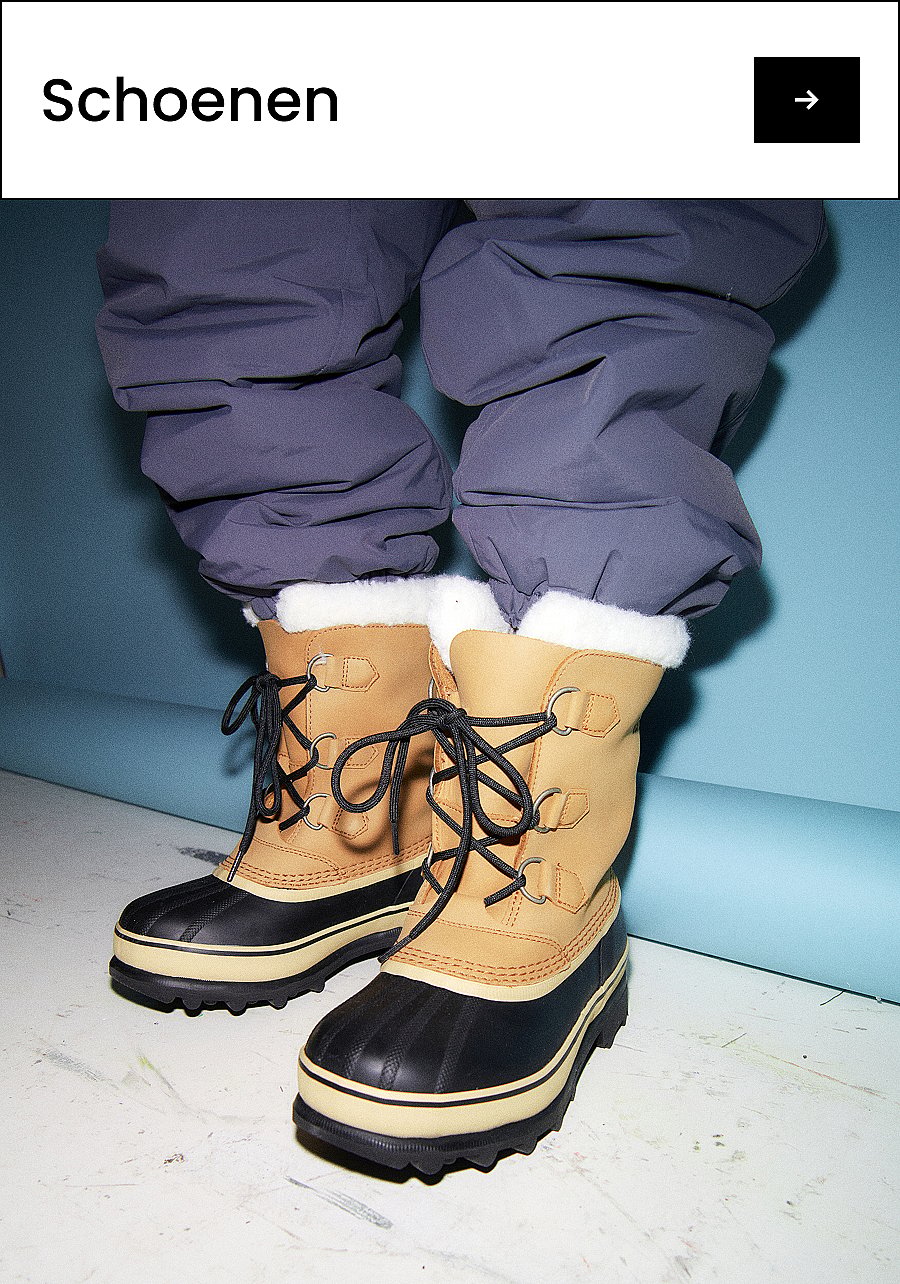 Kindervoetjes in lichtgrijze, blauwe en oranje sneakers op een lichtgrijze vloer. Tekst: Schoenen