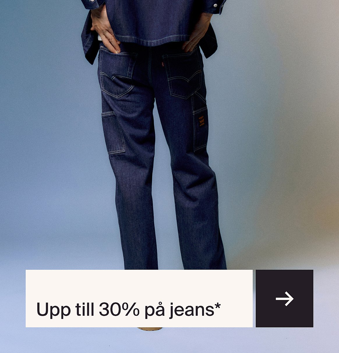 En person i mörkblå jeans och jacka mot en ljusblå bakgrund. Text: Upp till 30% rabatt på jeans* med en pil.