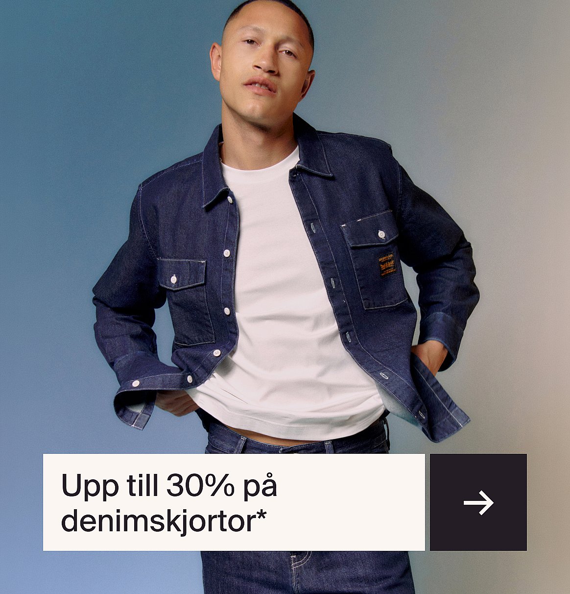 En man i en jeansskjorta över en vit t-shirt, som tittar in i kameran, mot en blå bakgrund. Text: Upp till 30% rabatt på jeans