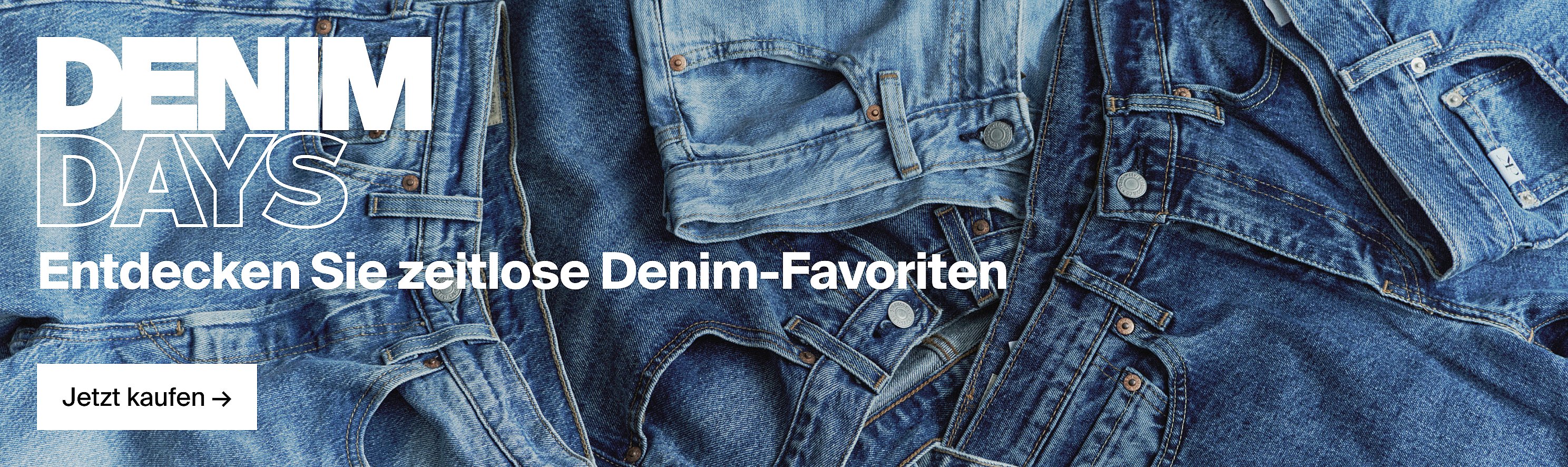 Links: schwarzer Stiefel mit hochgezogener Sohle. Rechts: brauner Sneaker mit hochgezogener Sohle. Text: „Starten Sie in die neue Saison. Bis zu 25% Rabatt auf Schuhe*“