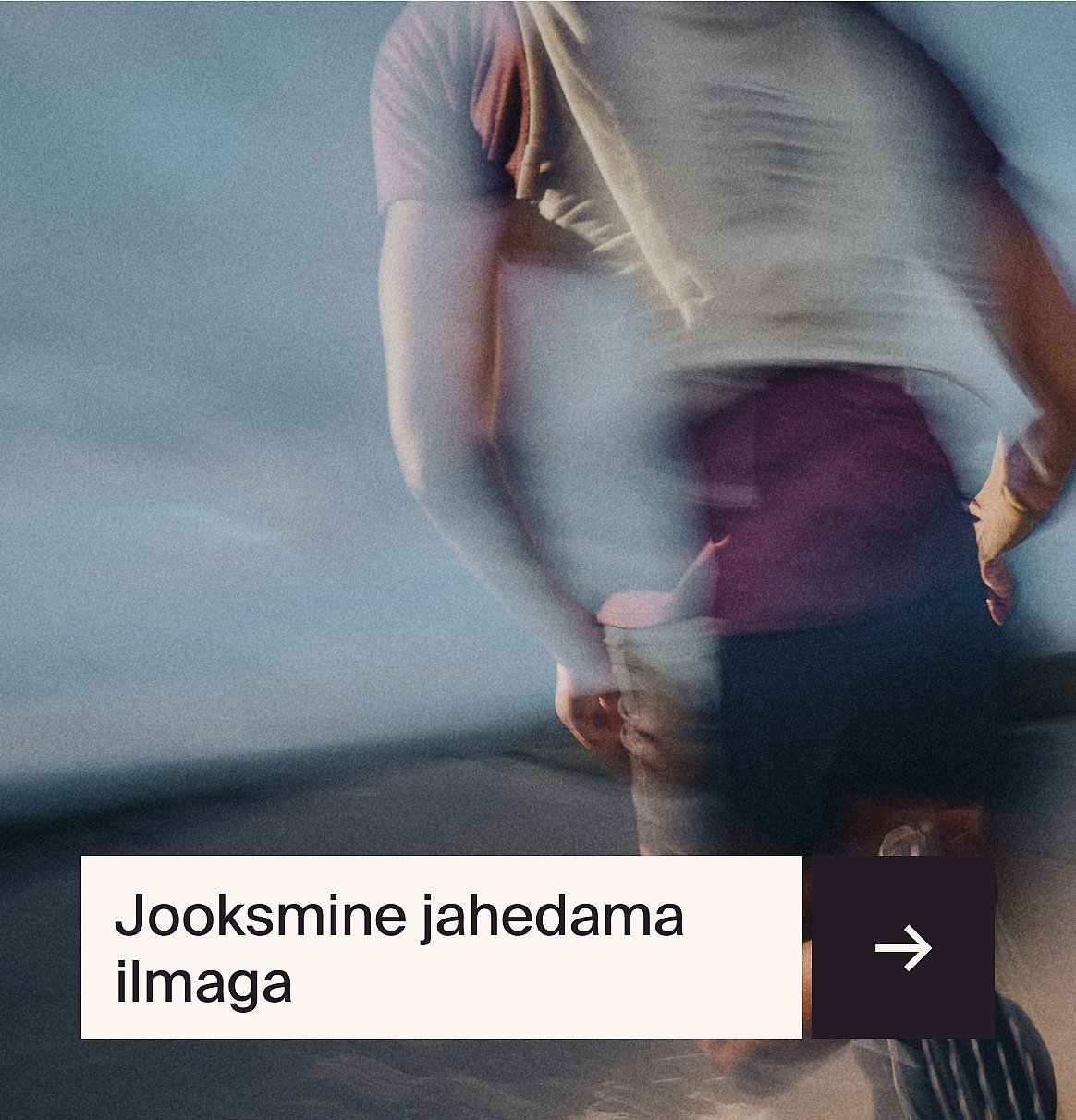 Peegeldava jope ja peegeldavate spordipäikeseprillidega naine, kes sirutab oma kätt erekollase seina taustal.