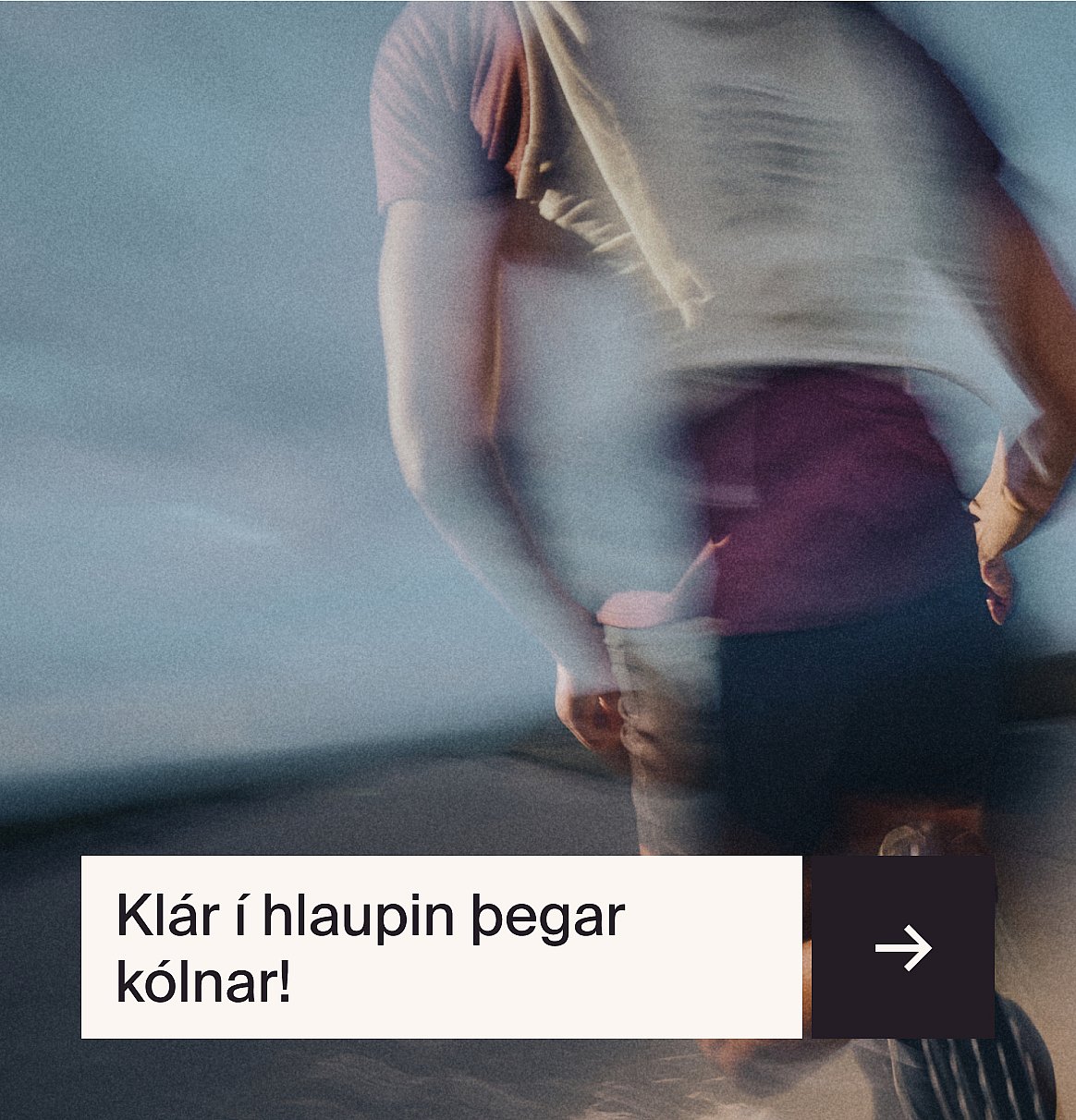 Kona í endurskinsjakka og spegluðum íþróttasólgleraugum teygir úr handleggnum á móti björtum gulum vegg.