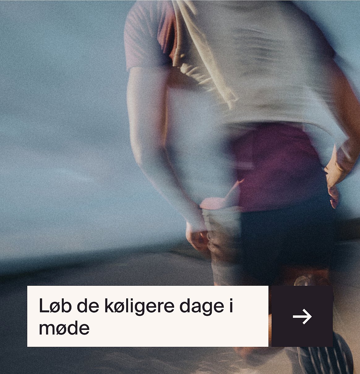 En kvinde i en refleksjakke og sportsolbriller med spejlglas, der strækker armen ud foran en lysegul væg.
