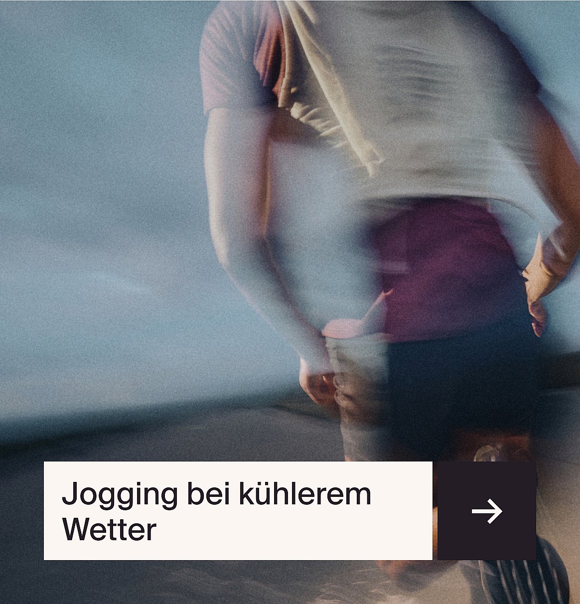 Eine Frau in einer reflektierenden Jacke und einer verspiegelten Sportsonnenbrille, die ihren Arm streckt, vor einer leuchtend gelben Wand.