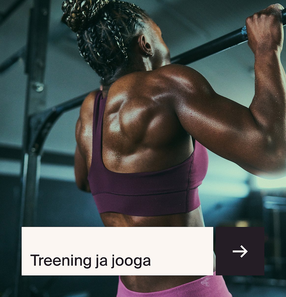 Naisgolfimängija tagantvaates, blond hobusesaba, märjas valges ja tumedas jakis rohelisel golfiväljakul. Tekst: Sügisese golfi võtmeesemed.