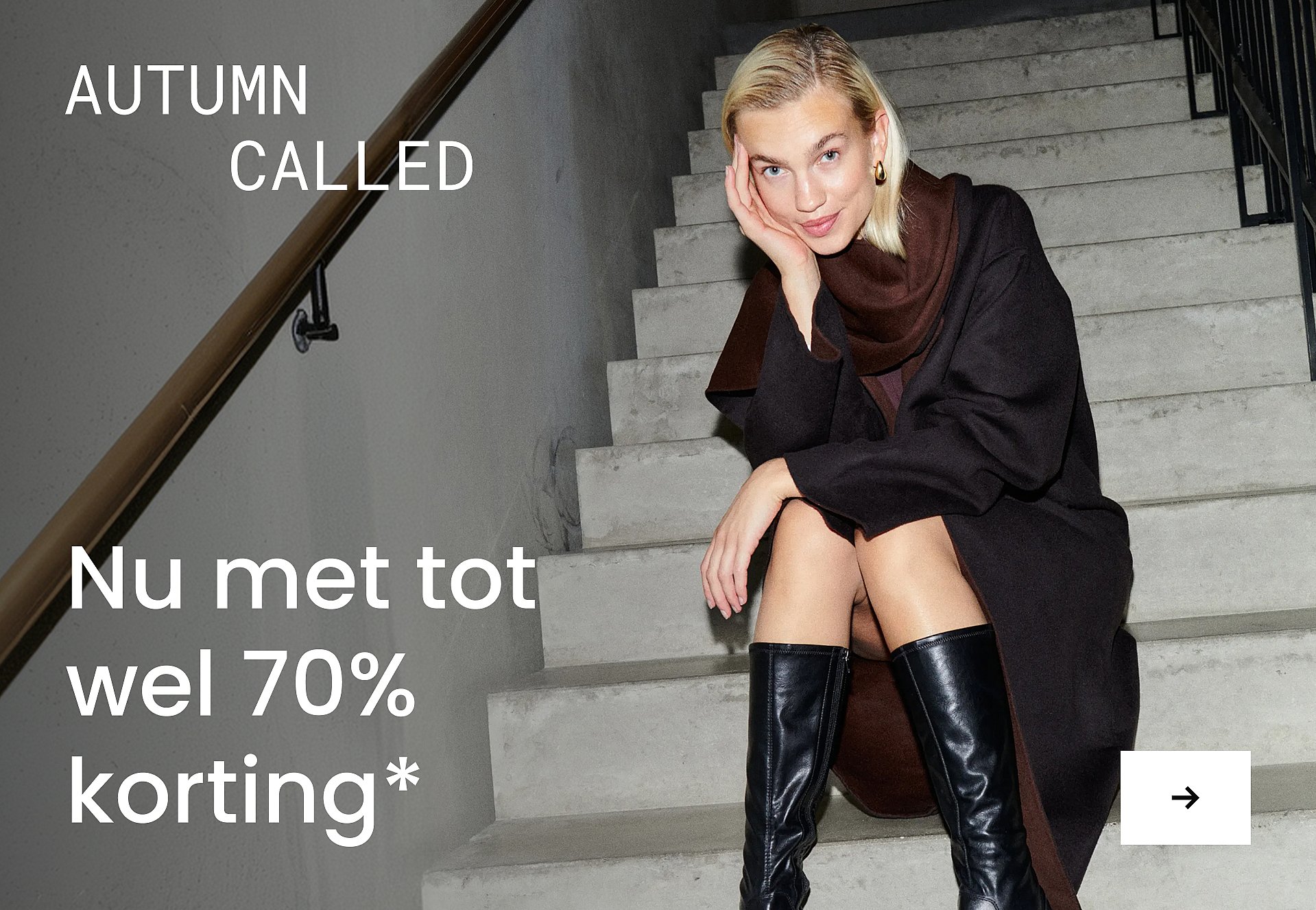 Een blonde persoon in een grijs colbert die een gele draaitelefoon tegen het oor houdt en ordners bij zich heeft. Blauwe achtergrond. Tot 80% korting.*