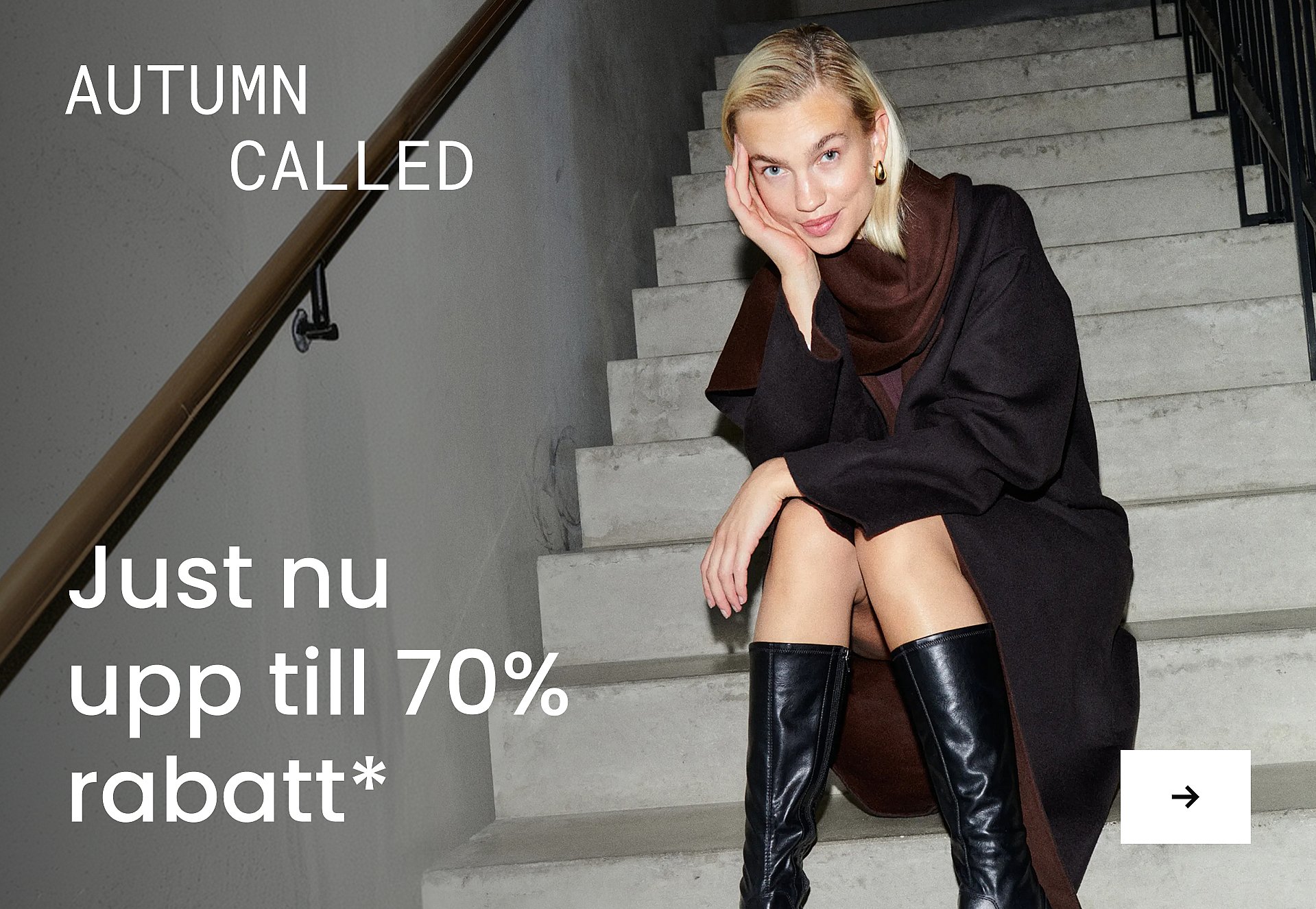 En blond person i grå kostymjacka som håller en gul roterande telefon mot örat och bär på pärmar. Blå bakgrund. Upp till 80% lägre pris.*