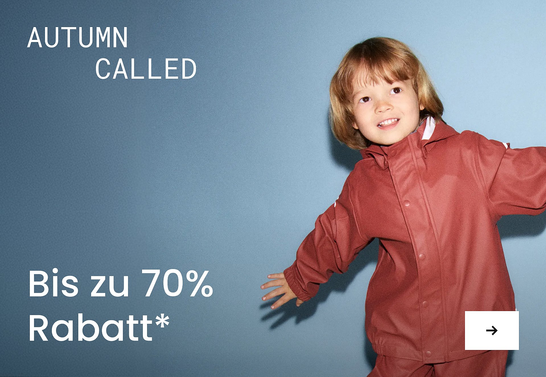 Lächelndes Kind mit Mütze und Sweatshirt vor blauem Hintergrund, mit dem Schriftzug „BACK TO SCHOOL“ und einem Sparangebot. Bis zu 80%*