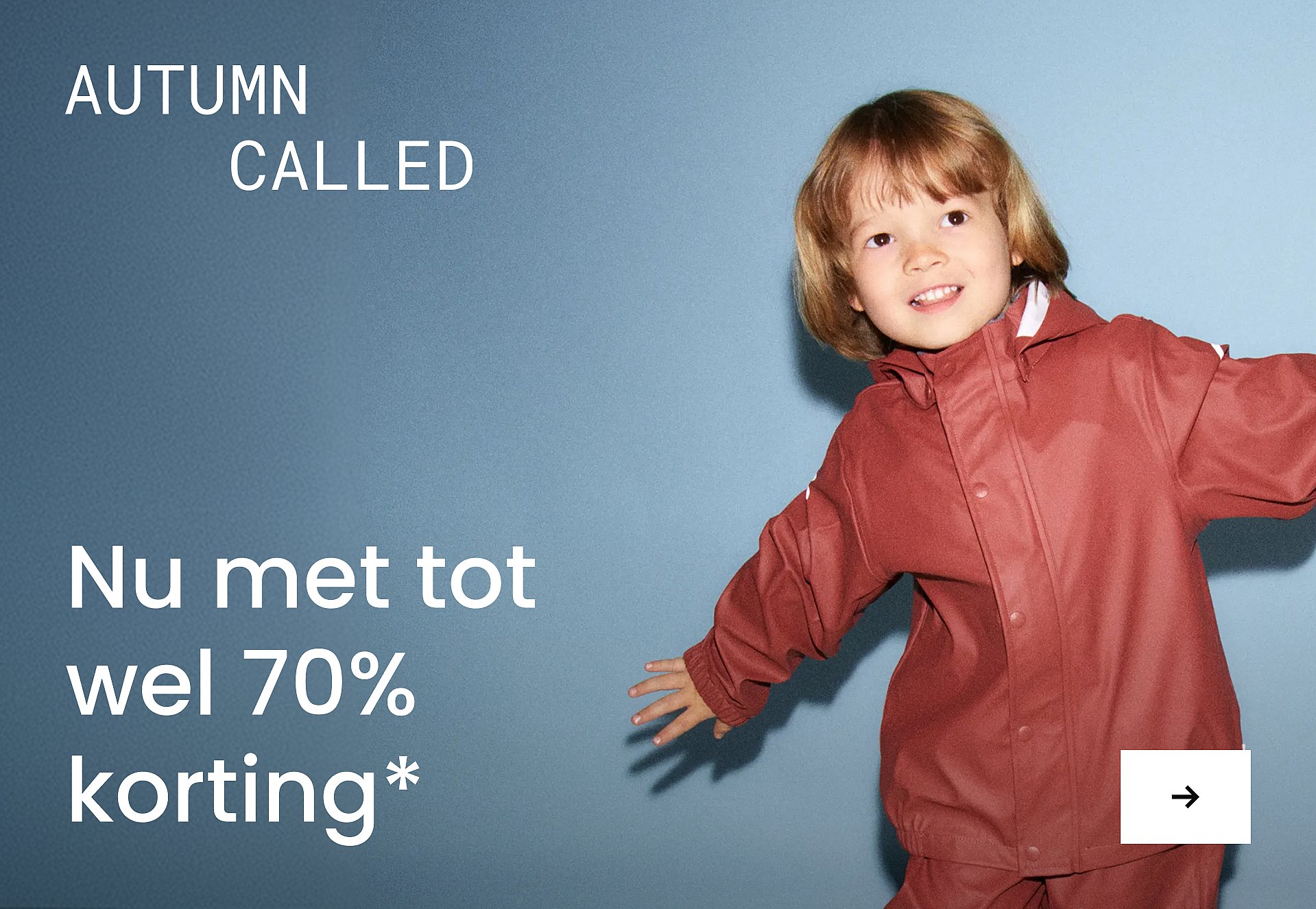 Lachend kind met een pet en een sweatshirt op een blauwe achtergrond, met de tekst „BACK TO SCHOOL“ en een kortingsaanbieding. Tot 80%*