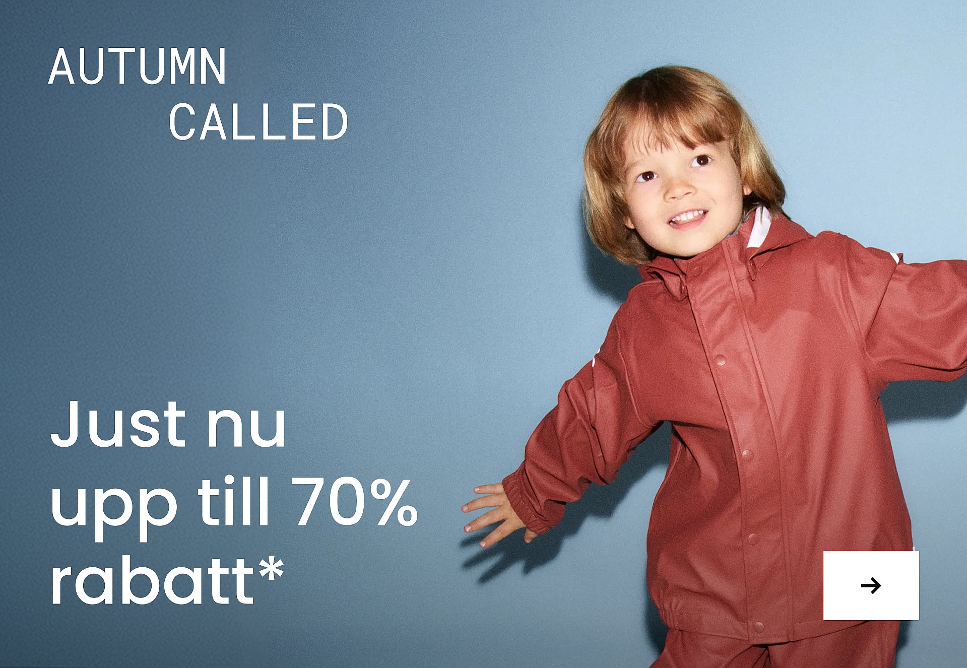 Ett leende barn i keps och tröja mot en blå bakgrund med texten ”BACK TO SCHOOL” och ett rabatterbjudande. Upp till 80%*