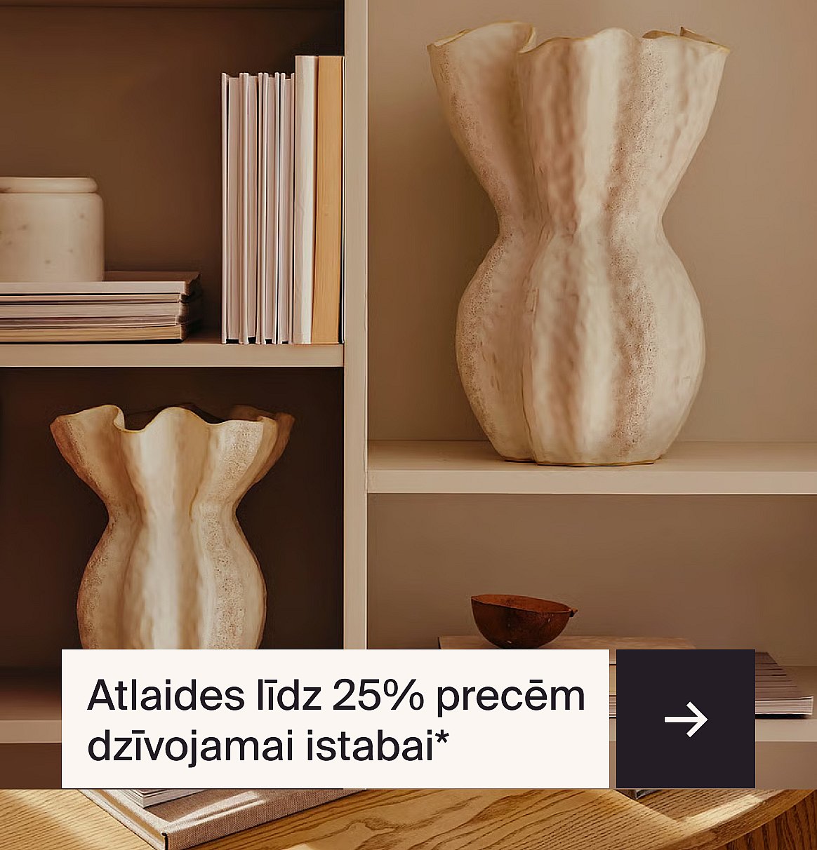 Divas faktūru vāzes un grāmatas plauktos ar uzrakstu fonā: līdz pat 25% atlaide iecienītākajām dzīvojamās istabas precēm*.