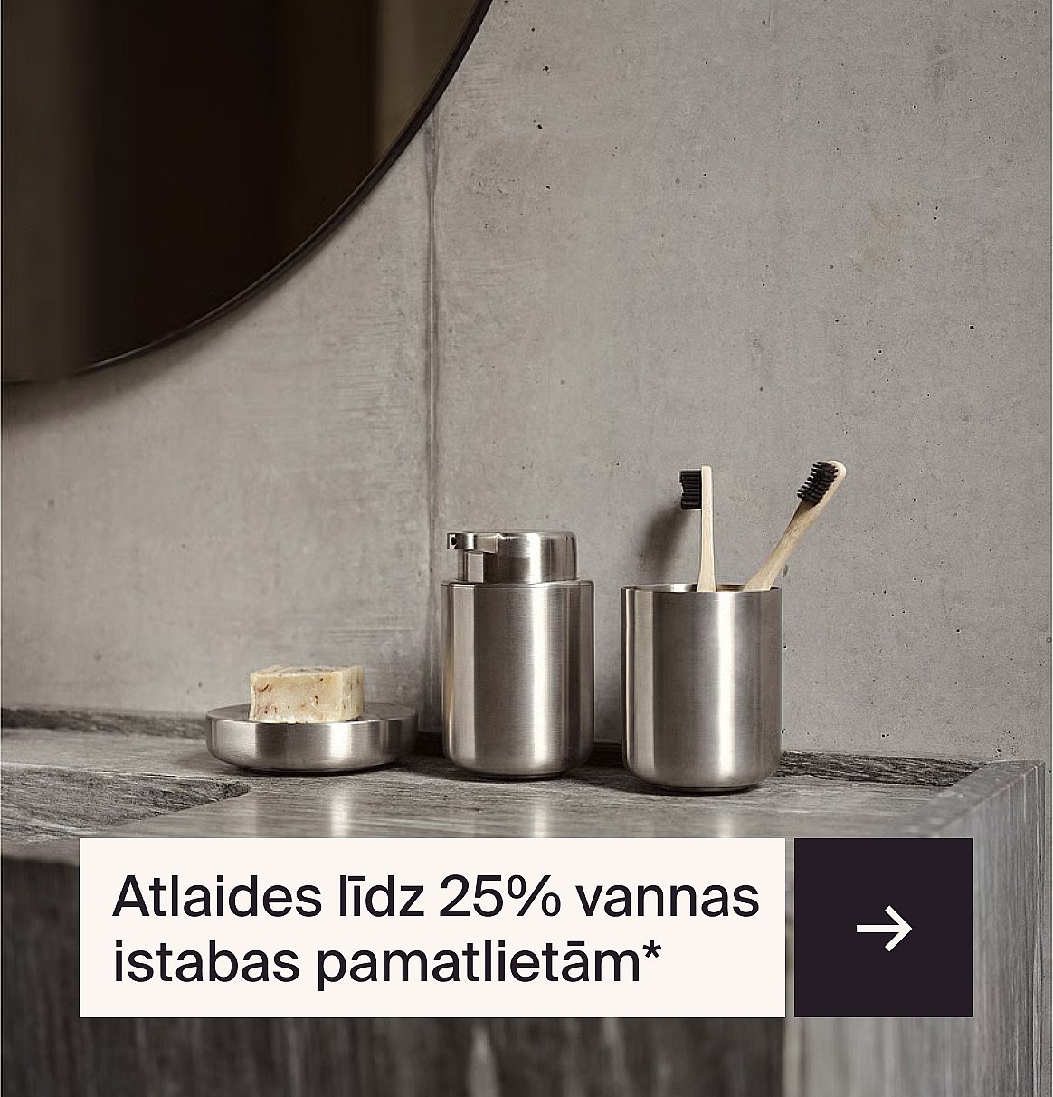 Nerūsējošā tērauda ziepju dozators, ziepju trauciņš un zobu birstes turētājs uz betona virsmas. Teksts: Līdz pat 25% atlaide vannas istabas precēm