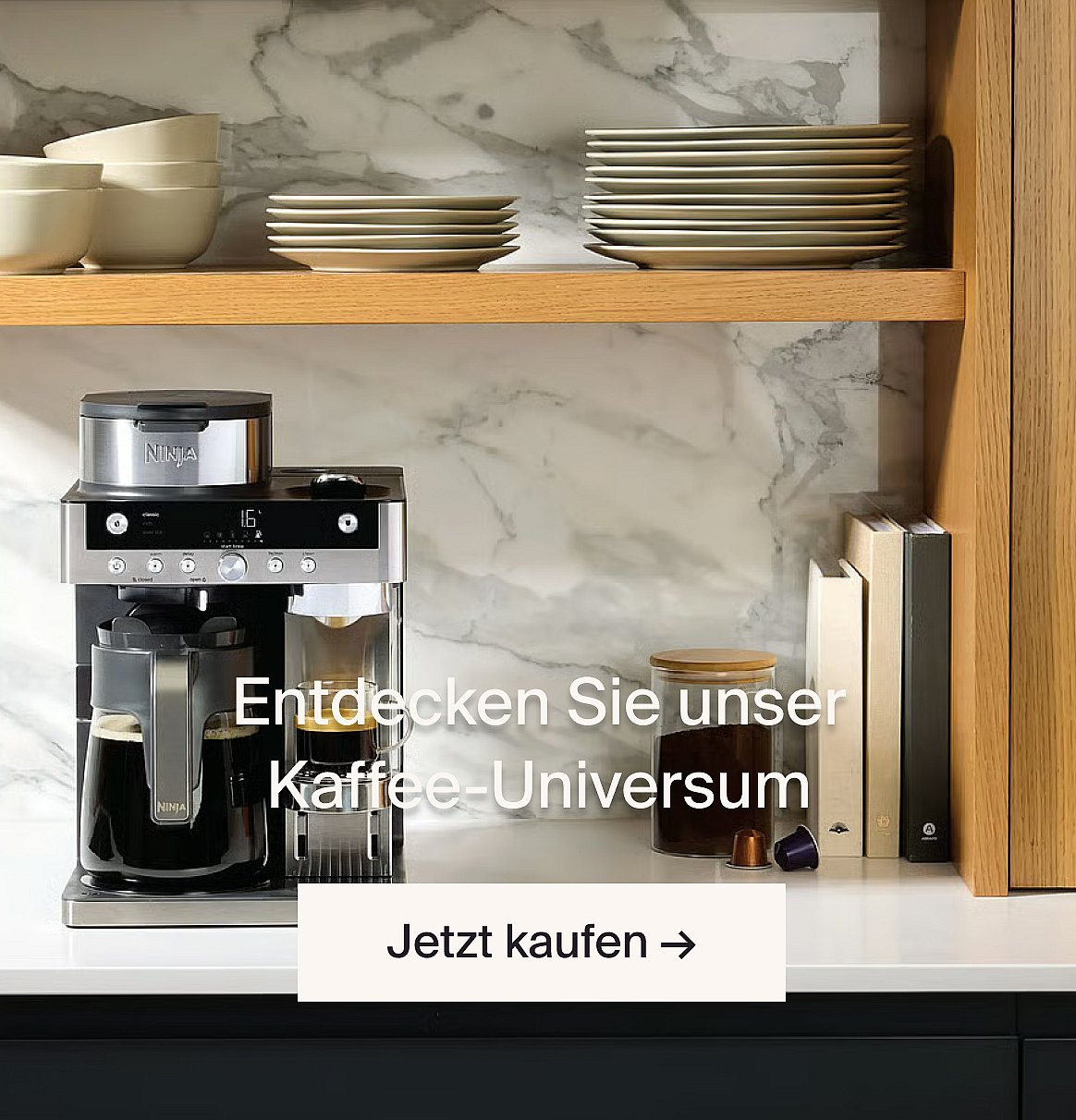 Eine Ninja-Kaffeemaschine brüht Kaffee auf einer Küchenarbeitsplatte. Marmor-Spritzschutz, Holzregale mit Schüsseln und Tellern.