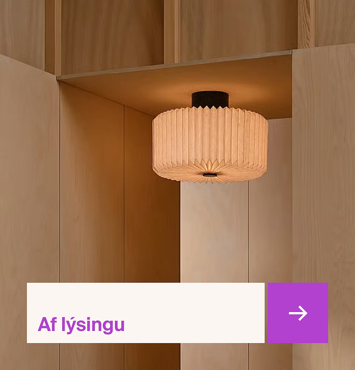 Fellingadrumaloftsljós með dökkum botni á ljósum viðar lofti í viðar klæddu herbergi.