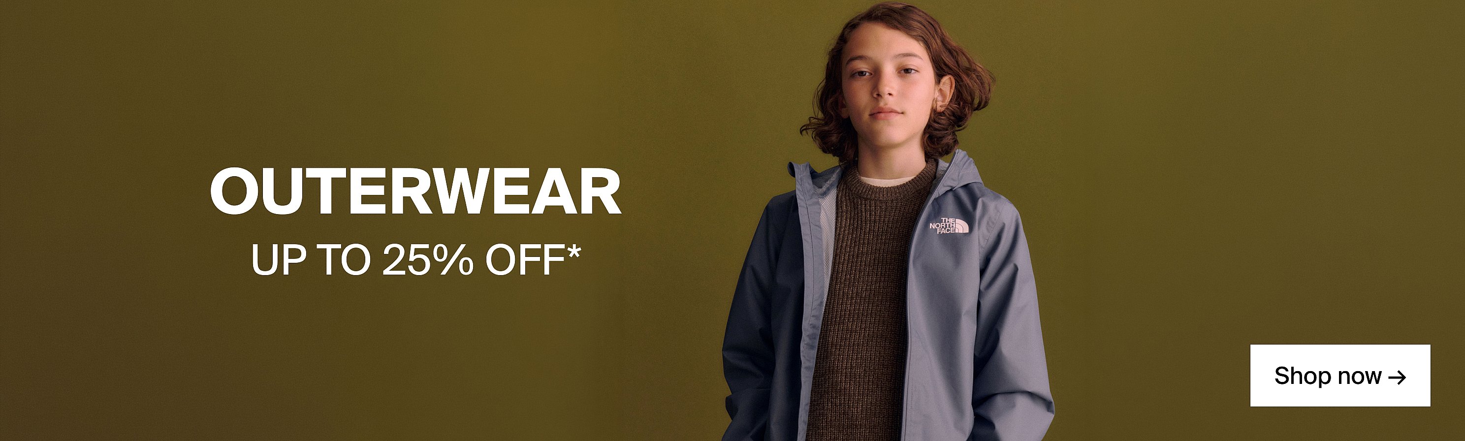 Smiling young girl in blue floral top and green jacket. Text: "Klar for skolestart" (Ready for school start), "Opptil 30%