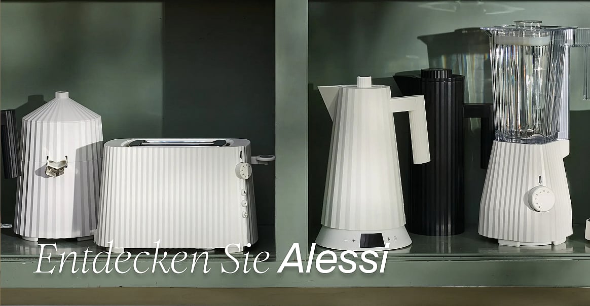 Weiße, gerippte Küchengeräte: Toaster, Wasserkocher und Mixer sowie eine schwarze Thermoskanne auf dunkelgrünen Regalen. Text: „Entdecken Sie