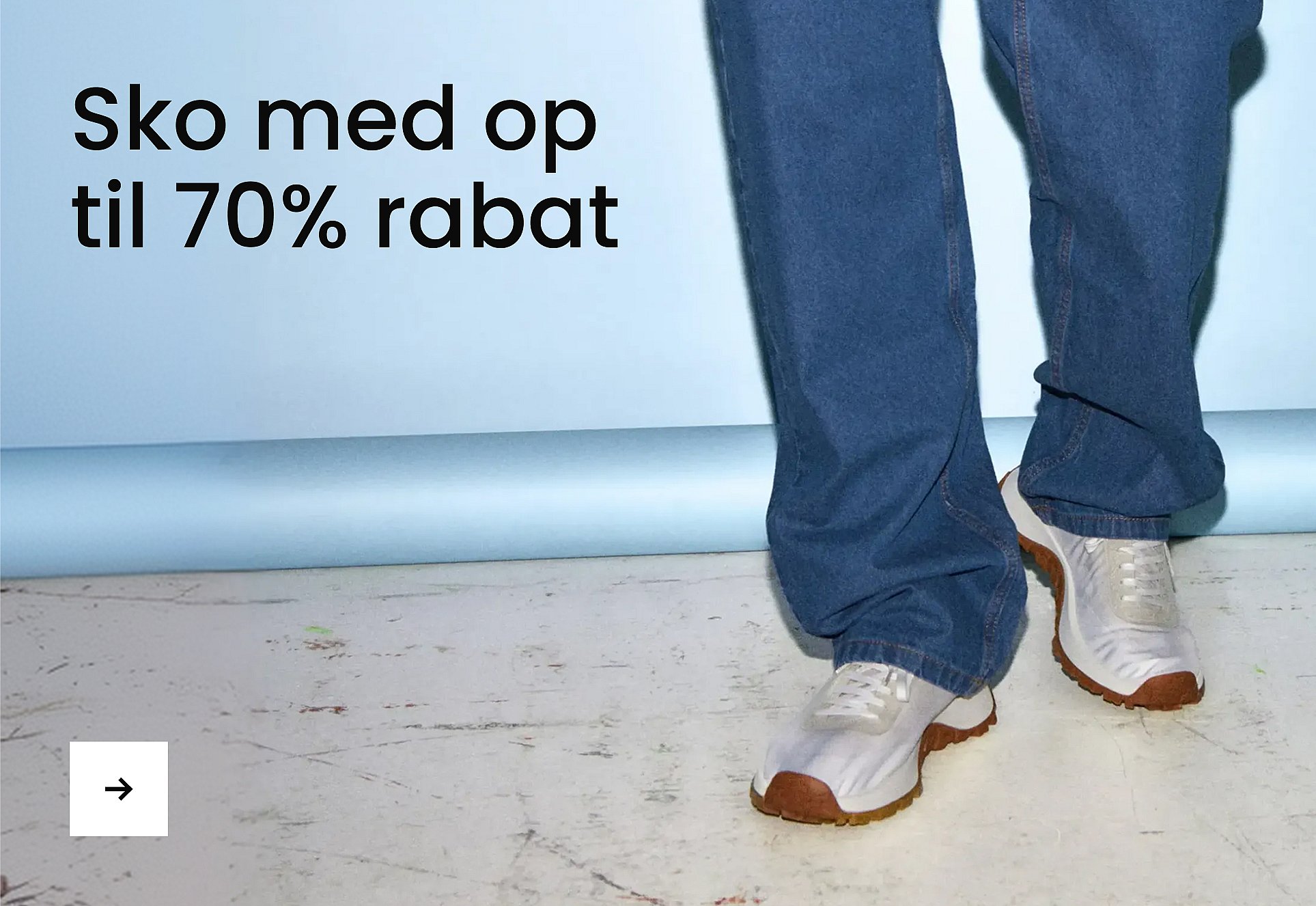 Lyseblå baggrund med teksten: »+10% ekstra rabat på T-shirts, jeans og skjorter! Brug koden*: DEAL10«
