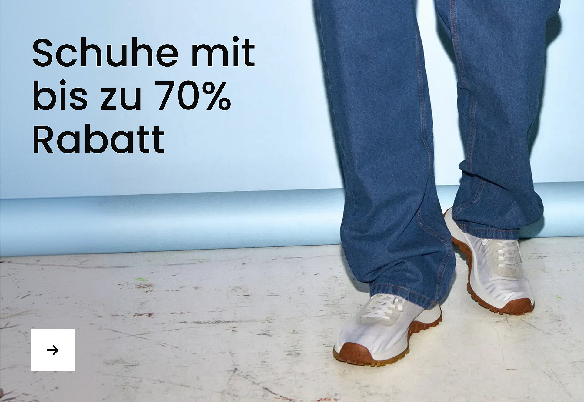 Hellblauer Hintergrund mit dem Text: „+20% Extra-Rabatt auf T-Shirts, Jeans und Hemden! Verwende den Code*: DEAL20