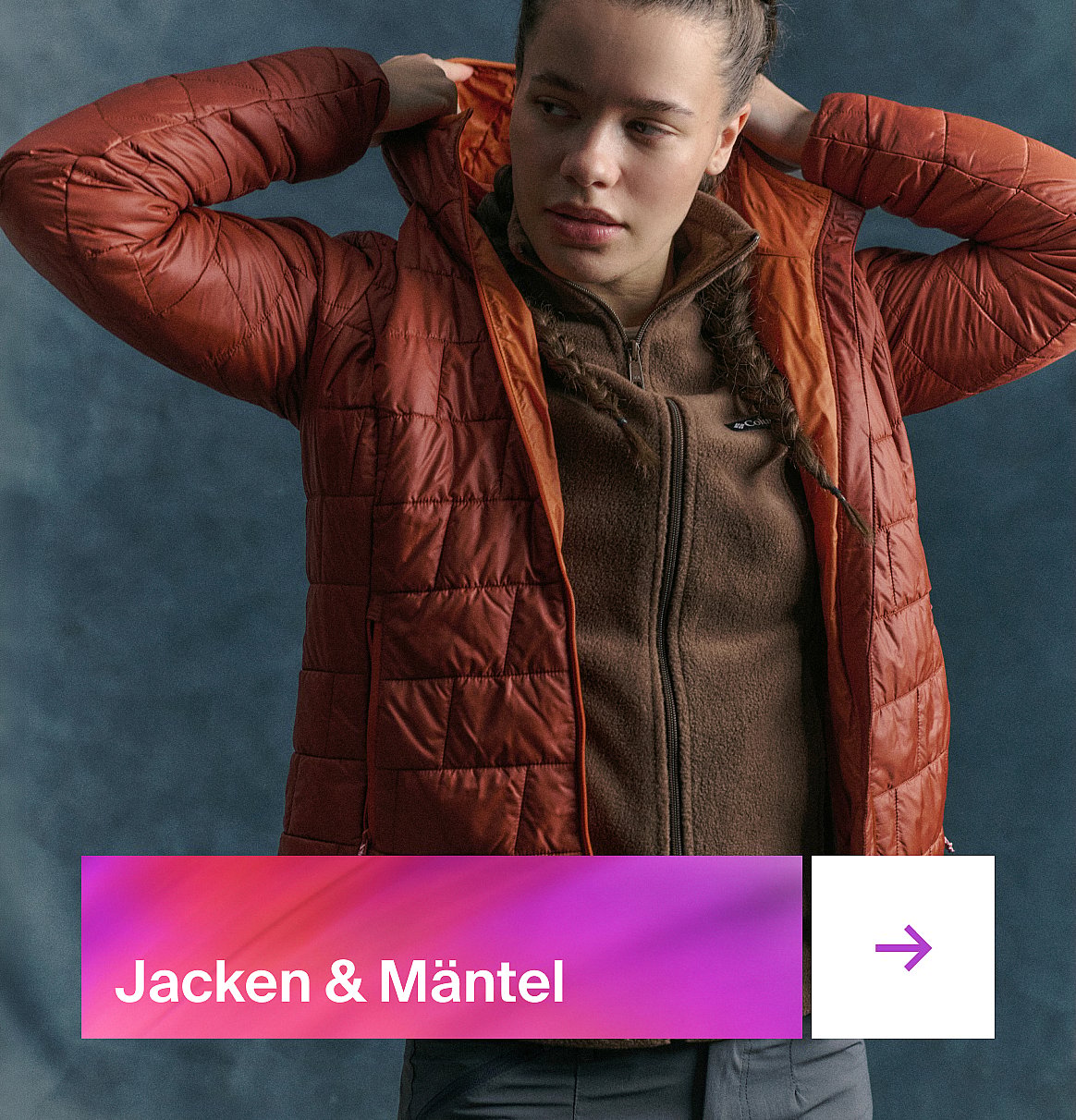 Eine Frau in einer reflektierenden Jacke und einer verspiegelten Sportsonnenbrille, die ihren Arm streckt, vor einer leuchtend gelben Wand.