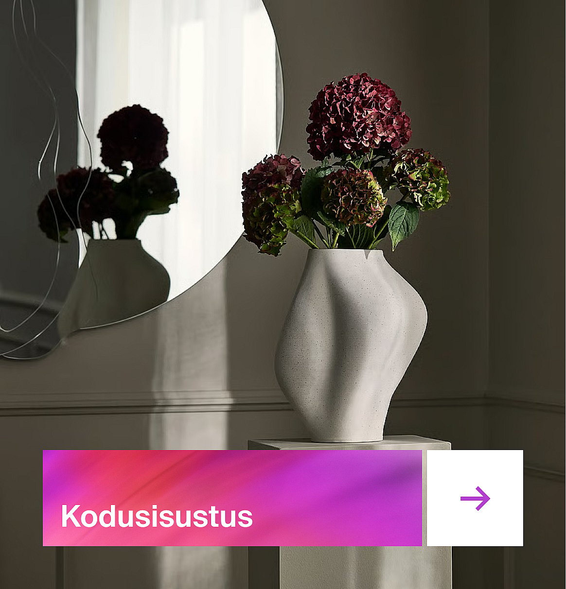 Akna kõrval asub hubane voodi, millel on ruuduline ja triibuline voodipesu, padjad ning öölauake koos lambiga.