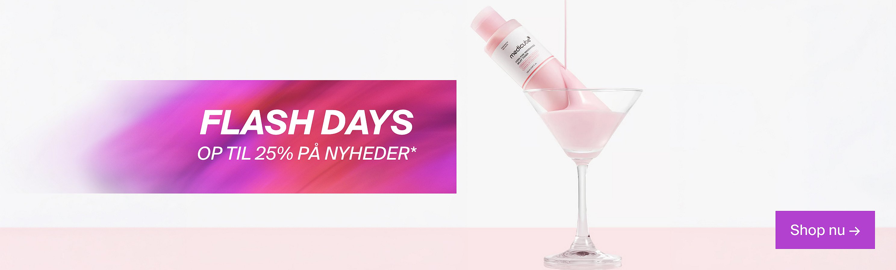 Nærbillede af en hånd, der holder en lyserød parfumeflaske. En persons mund og lyserødt tøj ses på en lysegrøn baggrund