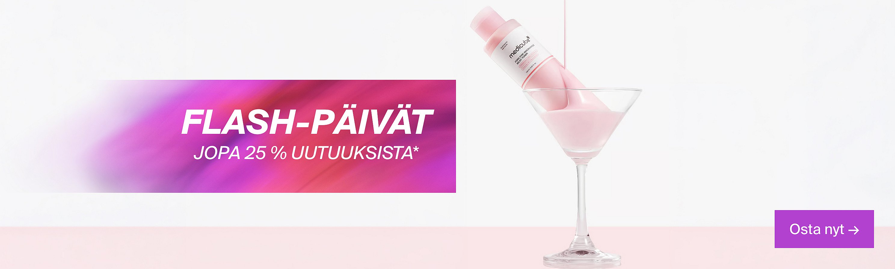 Lähikuva kädestä, joka pitelee vaaleanpunaista hajuvesipulloa. Henkilön suu ja vaaleanpunaiset vaatteet erottuvat vaaleanvihreää taustaa vasten