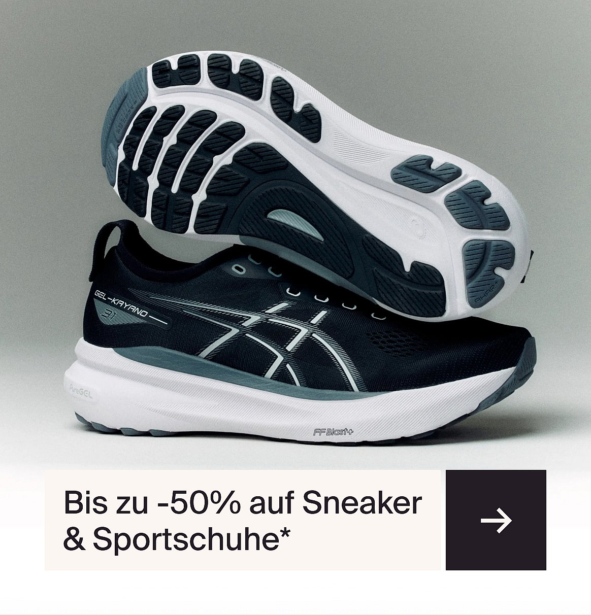 Golferin von hinten gesehen, mit blondem Pferdeschwanz, in einer nassen weiß-dunklen Jacke auf einem grünen Golfplatz. Text: Herbst-Golf-Essentials.