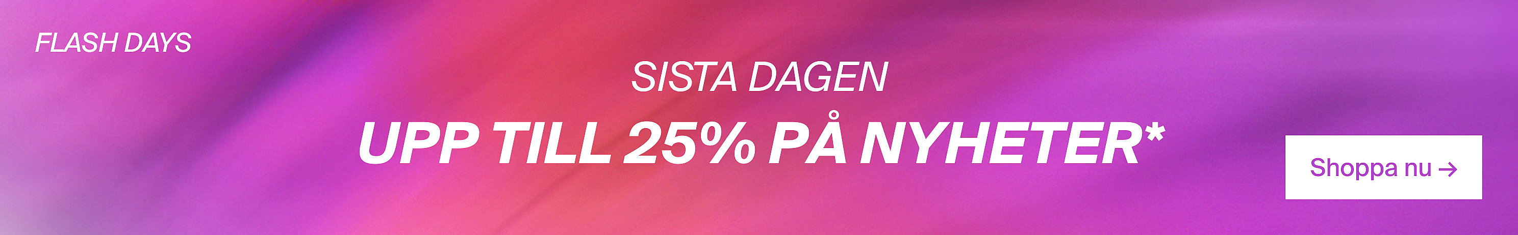 Närbild på en hand som håller en rosa parfymflaska. En persons mun och rosa kläder syns mot en ljusgrön bakgrund