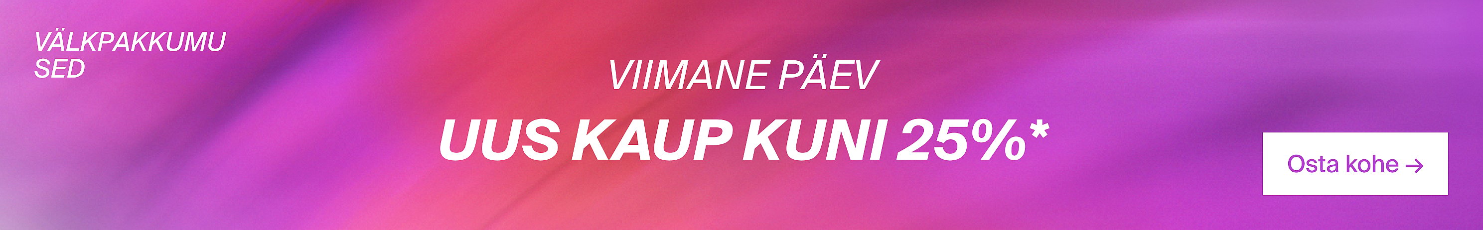 Lähivõte käest, mis hoiab roosat parfüümipudelit. Helerohelise taustal on näha inimese suu ja roosad riided