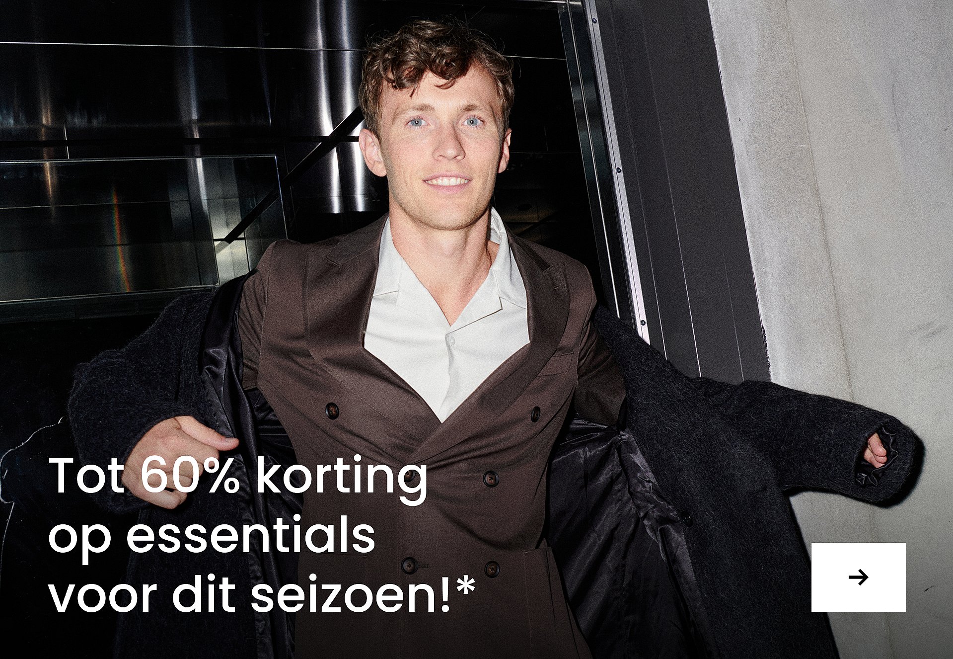 Een man in een grijs pak en een gestreepte stropdas die belt met een gele retro-telefoon. Tekst: "Het kantoor heeft gebeld". Tot 80%.*