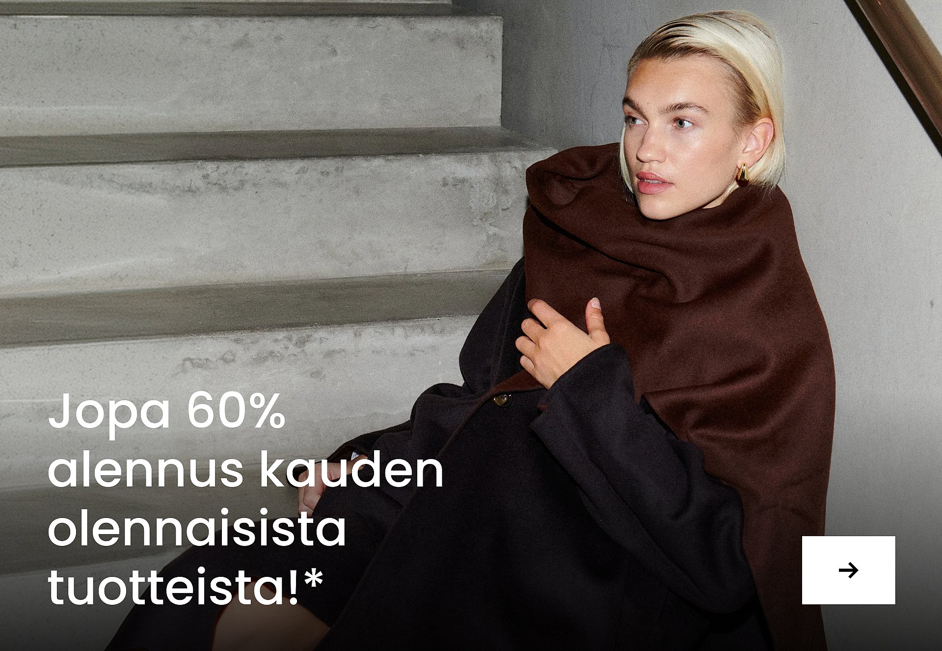 Vaalea henkilö harmaassa pukutakissa, joka pitää keltaista pyörivää puhelinta korvalla ja kantaa kansioita. Sininen tausta. Jopa 80% säästöä.*