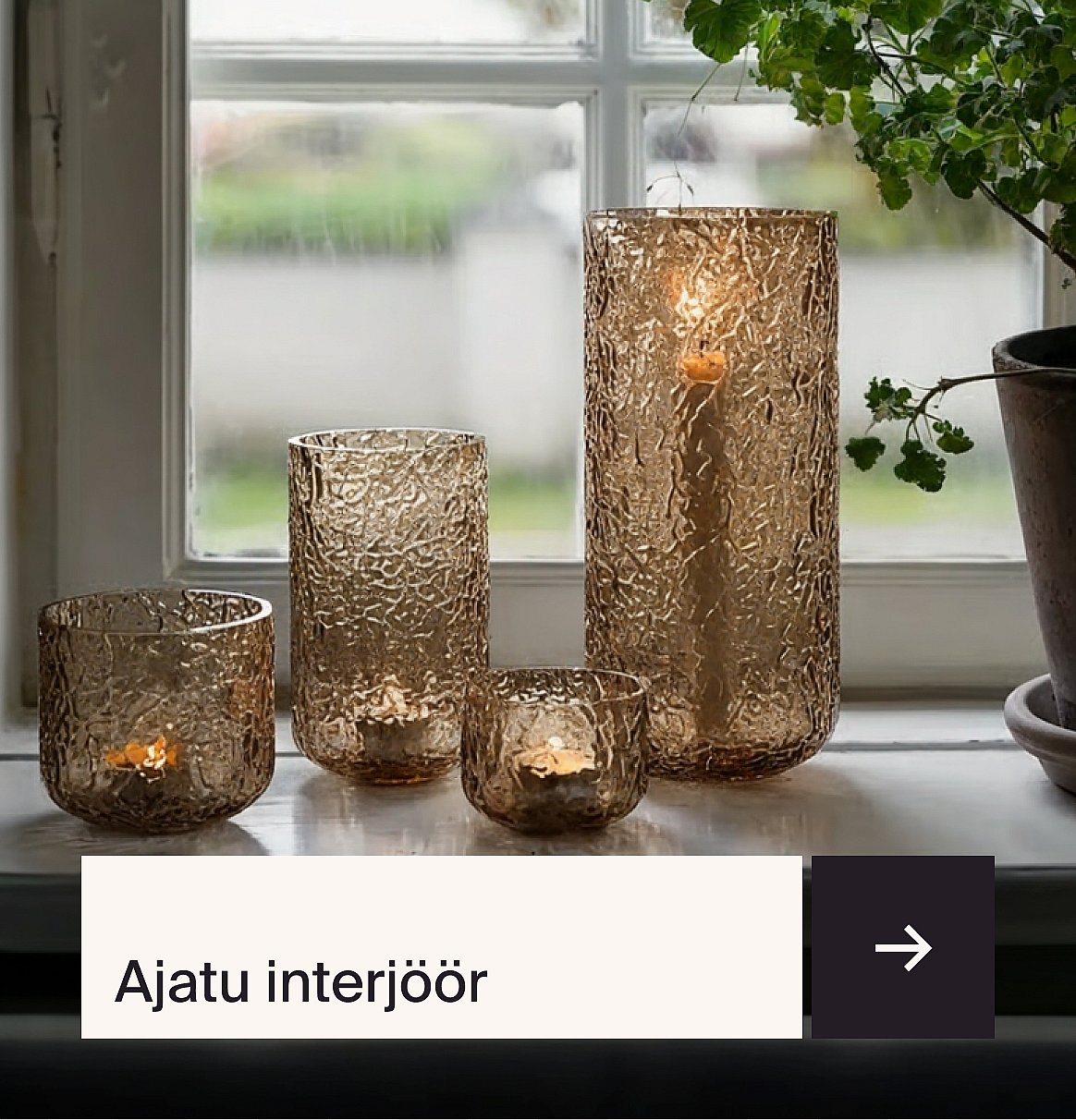 Neli tekstuuriga merevaiguklaasist küünlajalga, millel põlevad küünlad aknalaual; paremal on taim.