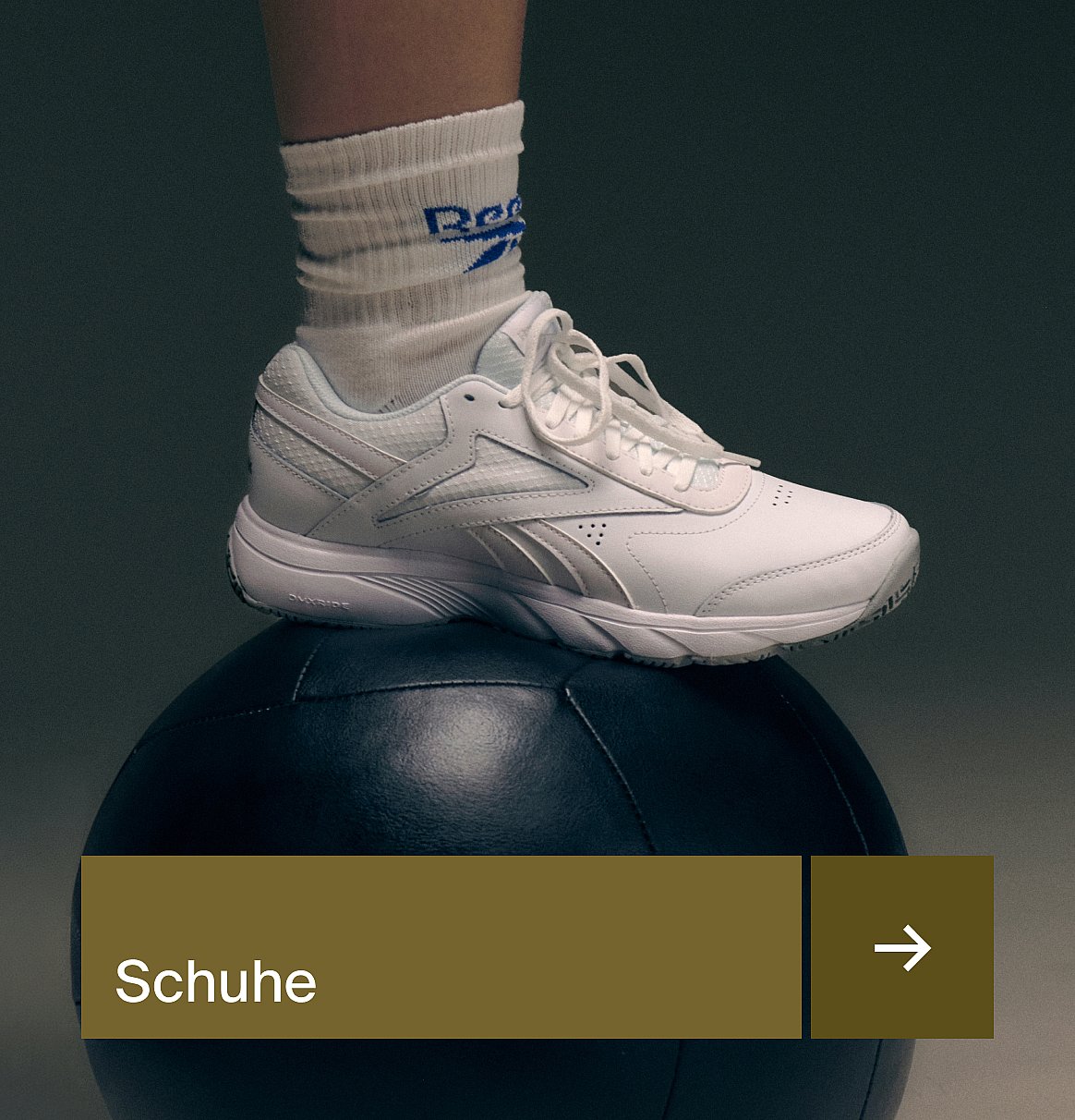 Golferin von hinten, blonde Pferdeschwanz, in einer nassen weiss-dunklen Jacke auf einem grünen Golfplatz. Text: Golf-Essentials für den Herbst.