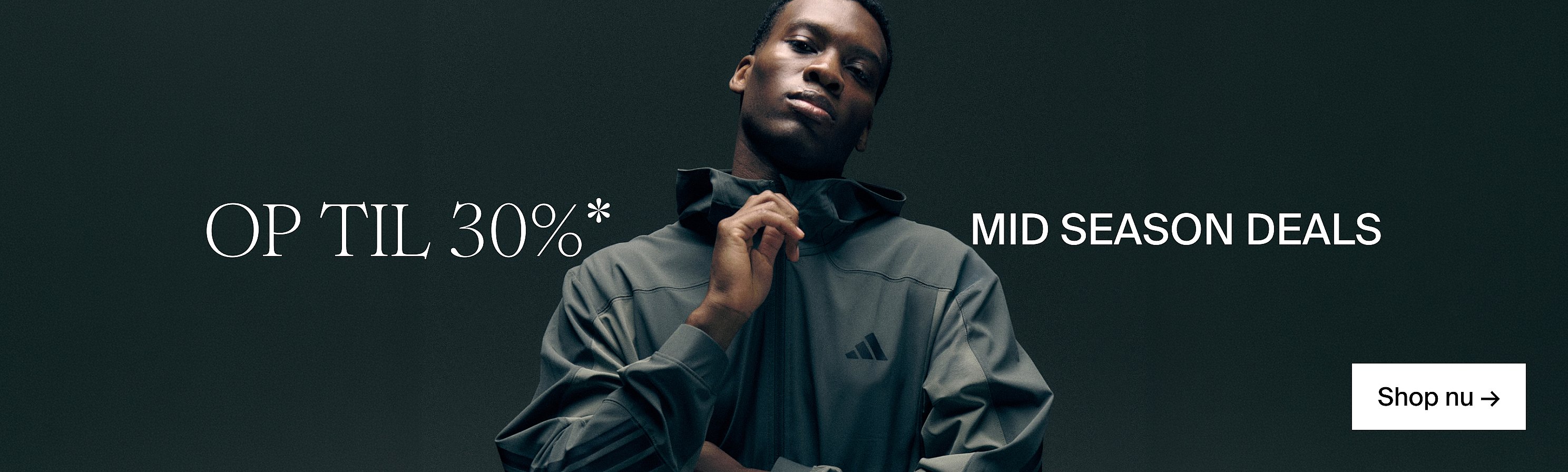 Mand i mørk hættetrøje på mørk baggrund. OP TIL 30% RABAT*, Mid Season Deals, Køb nu.