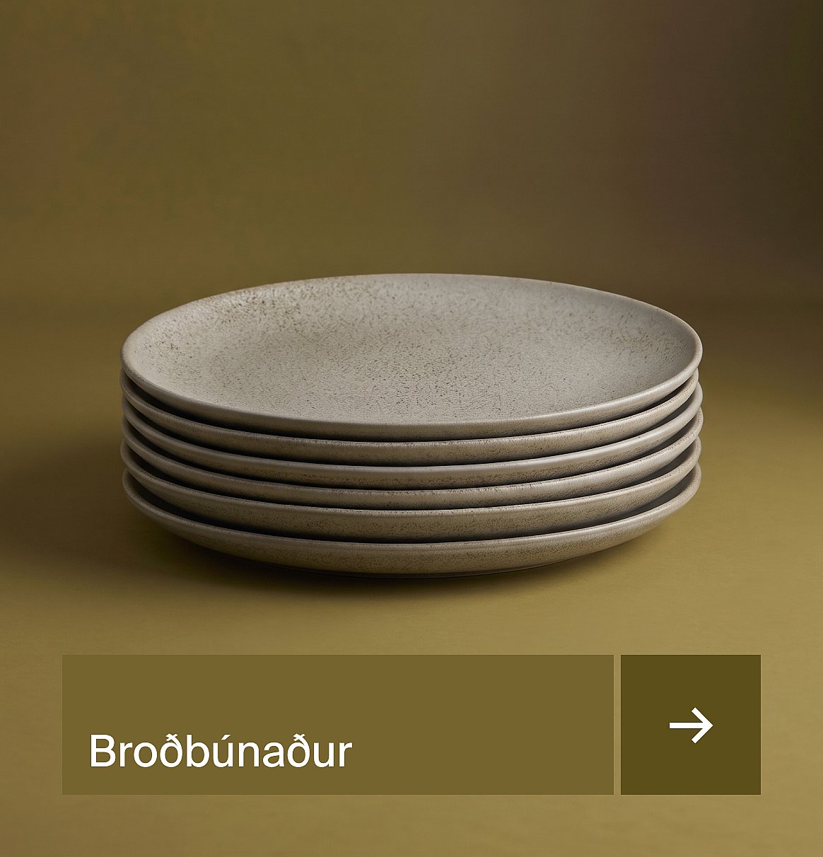 Stafla af ljósgráum, blettóttum keramikdiskum á dökkum ólífugrænum bakgrunni.