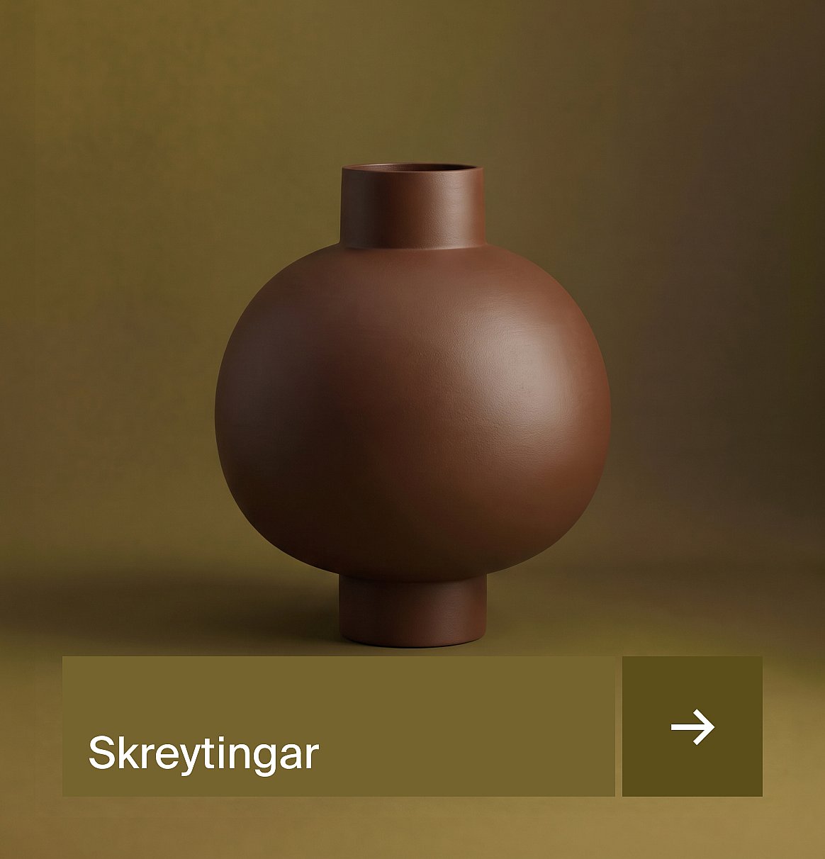 Fjórir áferðaðir ambar-glerkertastakar með kveiktum kertum á gluggakistunni, planta til hægri.