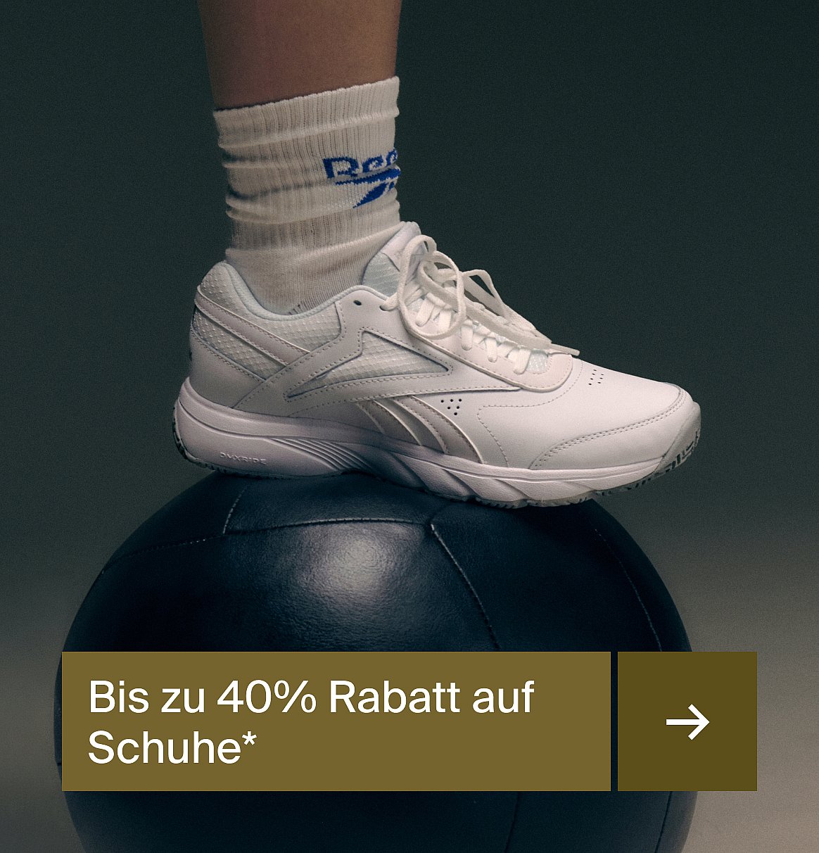 Golferin von hinten gesehen, mit blondem Pferdeschwanz, in einer nassen weiß-dunklen Jacke auf einem grünen Golfplatz. Text: Herbst-Golf-Essentials.